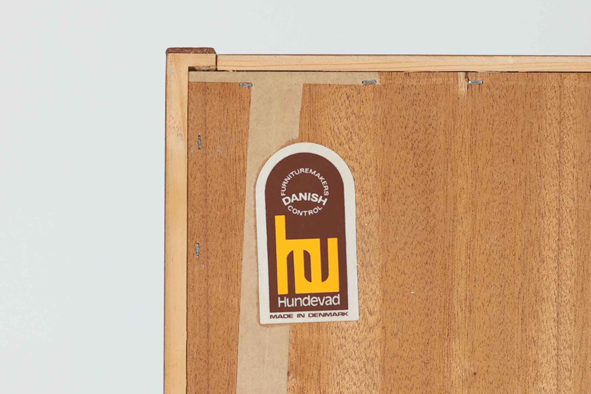 Hundevad &amp; Co社製の造りが良いブックシェルフです。良質なチーク材が使用されています。大型で様々な本が収納可能です。Poul Hundevadならではの棚板前面のスリットとタボが見えない設計により非常にすっきりとした印象に仕上がっています。