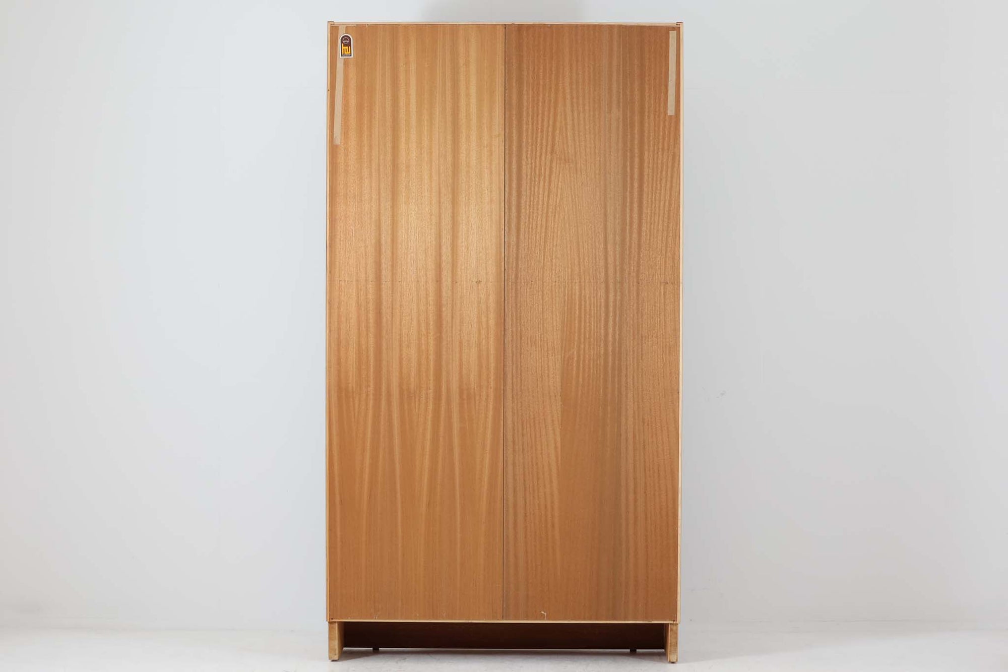 Hundevad &amp; Co社製の造りが良いブックシェルフです。良質なチーク材が使用されています。大型で様々な本が収納可能です。Poul Hundevadならではの棚板前面のスリットとタボが見えない設計により非常にすっきりとした印象に仕上がっています。