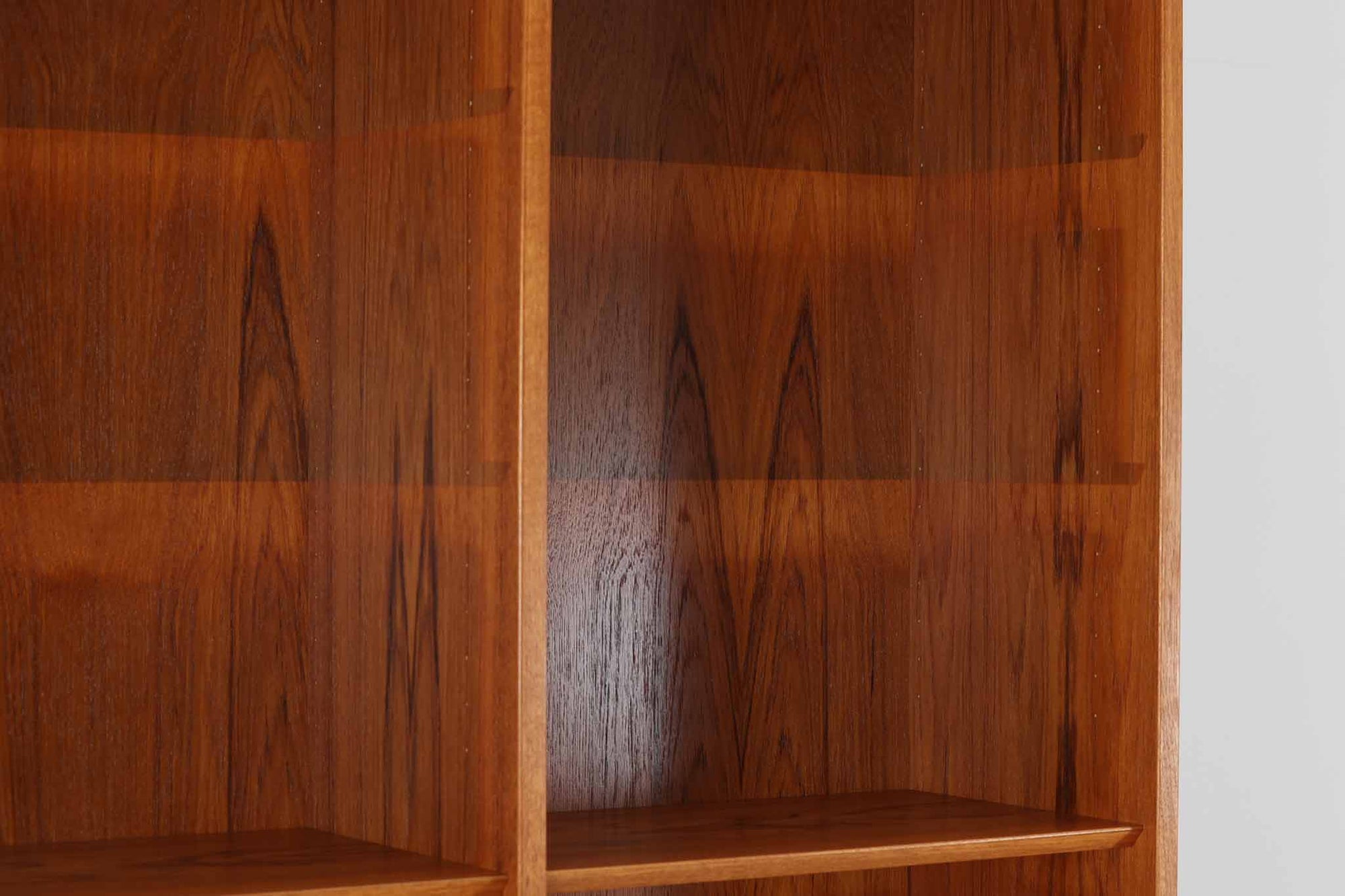 Hundevad &amp; Co社製の造りが良いブックシェルフです。良質なチーク材が使用されています。大型で様々な本が収納可能です。Poul Hundevadならではの棚板前面のスリットとタボが見えない設計により非常にすっきりとした印象に仕上がっています。