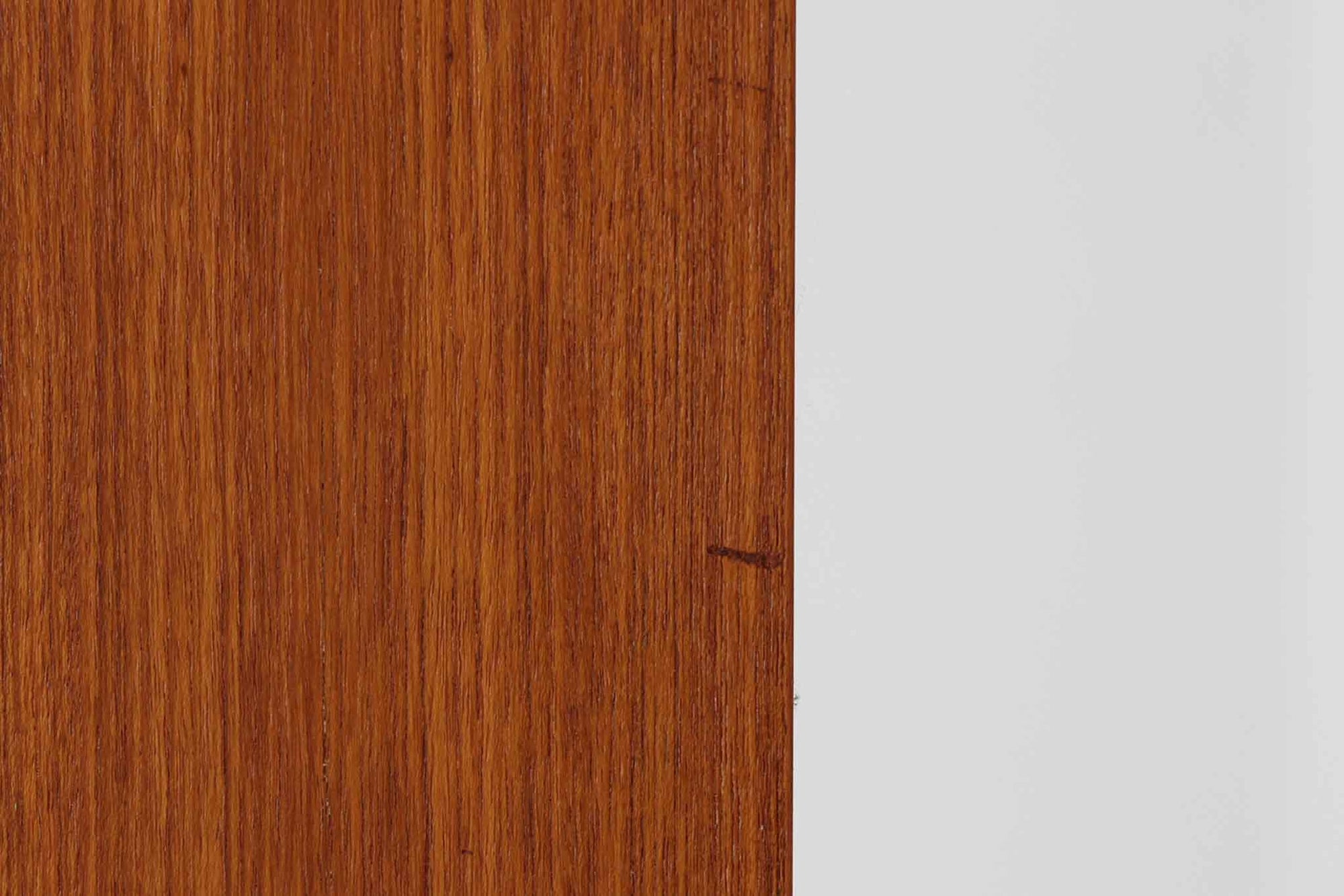 Hundevad &amp; Co社製の造りが良いブックシェルフです。良質なチーク材が使用されています。大型で様々な本が収納可能です。Poul Hundevadならではの棚板前面のスリットとタボが見えない設計により非常にすっきりとした印象に仕上がっています。