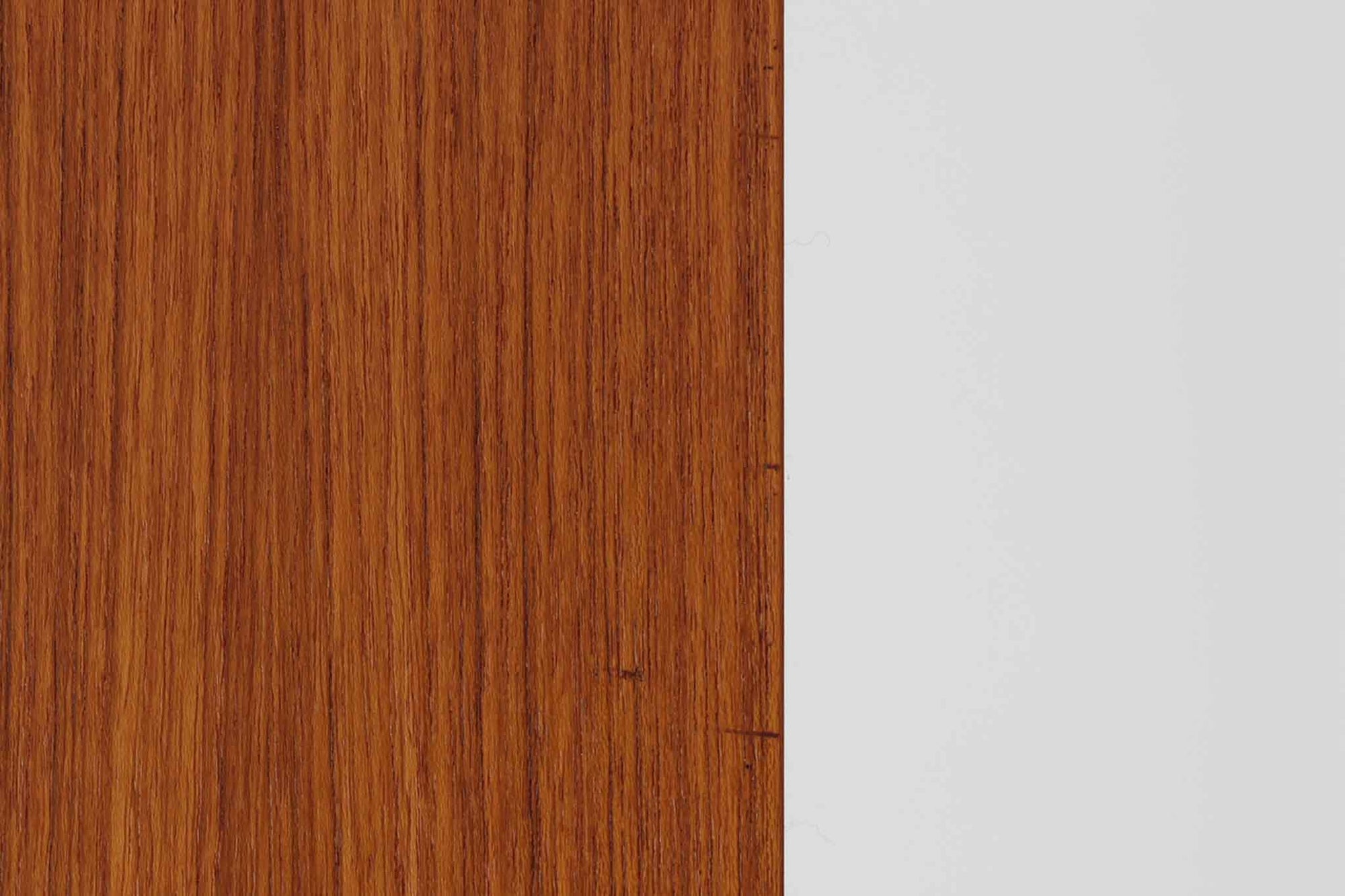 Hundevad &amp; Co社製の造りが良いブックシェルフです。良質なチーク材が使用されています。大型で様々な本が収納可能です。Poul Hundevadならではの棚板前面のスリットとタボが見えない設計により非常にすっきりとした印象に仕上がっています。