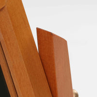 スウェーデン製の北欧ビンテージドレッサーで、チーク材とビーチ材を組み合わせた温かみある質感が魅力です。幅83cmとコンパクトながら、大小2杯の引き出しを備え、内部には仕切りもあり小物の整理に便利です。上部のミラーは角度調整が可能で、実用性と美観を兼ね備えています。直線的で軽快な脚部デザインが空間にすっきりとした印象を与え、経年による木肌の風合いが味わい深さを引き立てています。寝室や玄関先でも活躍する実用的かつ上品な一台です。