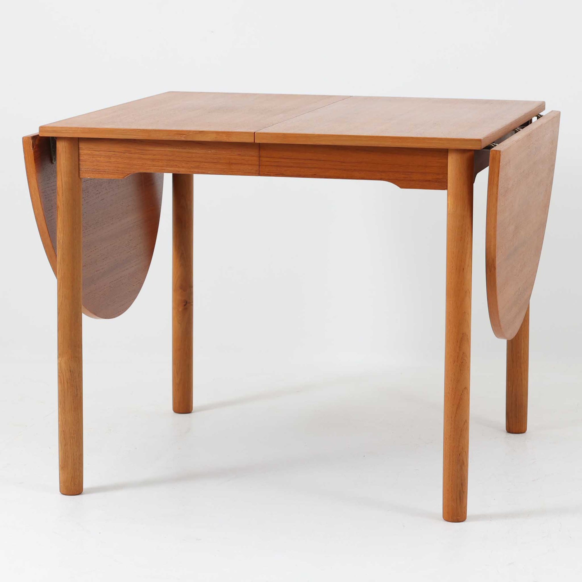 バタフライ式の半円天板と中央拡張板2枚を備えたエクステンションダイニングテーブルは、最大幅2520mmで8人でもゆったり囲めるサイズ感が魅力です。滑らかな金属レール構造により拡張もスムーズで、コンパクトな状態から広々とした食卓へ柔軟に変化します。温かみあるチーク材の質感と端正なデザインが調和した、北欧ビンテージ家具らしい実用性と美しさを兼ね備えた一台です。