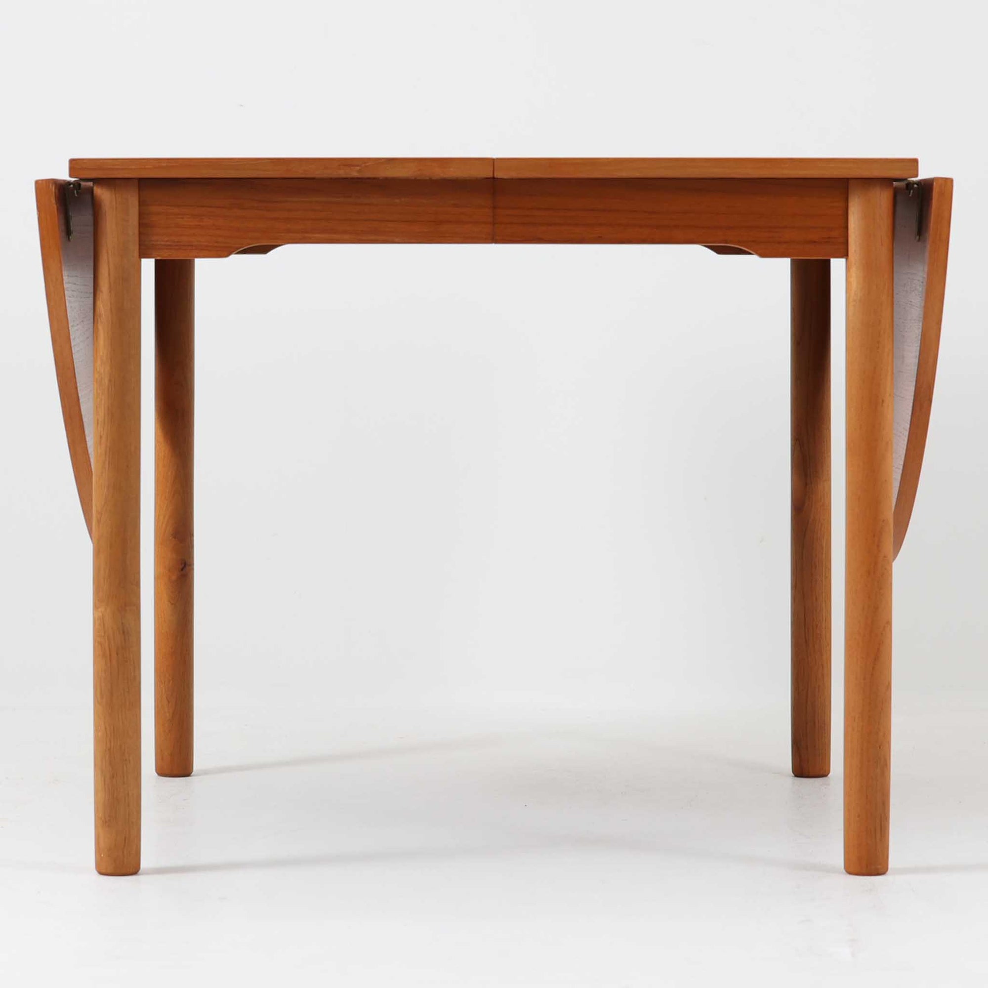 バタフライ式の半円天板と中央拡張板2枚を備えたエクステンションダイニングテーブルは、最大幅2520mmで8人でもゆったり囲めるサイズ感が魅力です。滑らかな金属レール構造により拡張もスムーズで、コンパクトな状態から広々とした食卓へ柔軟に変化します。温かみあるチーク材の質感と端正なデザインが調和した、北欧ビンテージ家具らしい実用性と美しさを兼ね備えた一台です。