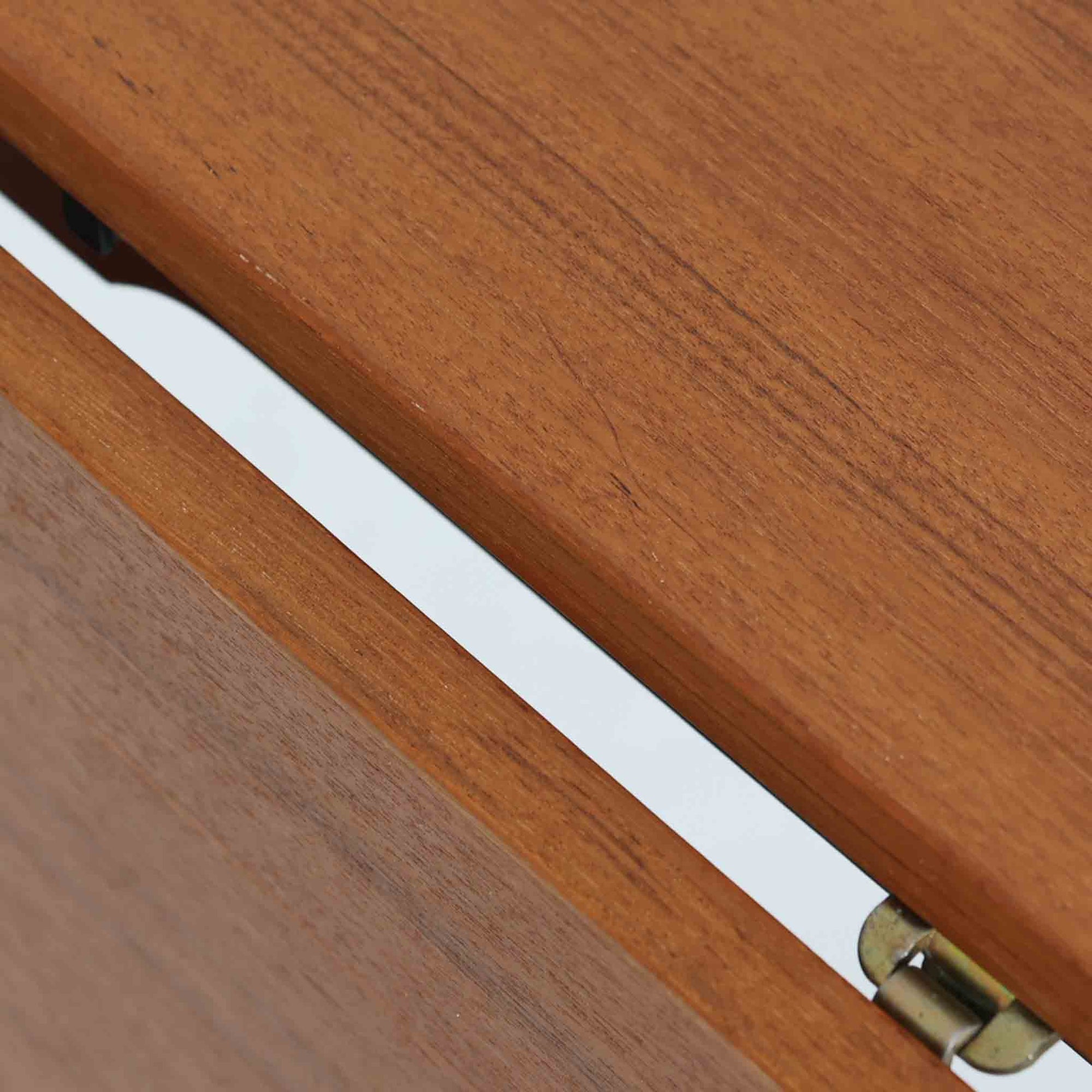 バタフライ式の半円天板と中央拡張板2枚を備えたエクステンションダイニングテーブルは、最大幅2520mmで8人でもゆったり囲めるサイズ感が魅力です。滑らかな金属レール構造により拡張もスムーズで、コンパクトな状態から広々とした食卓へ柔軟に変化します。温かみあるチーク材の質感と端正なデザインが調和した、北欧ビンテージ家具らしい実用性と美しさを兼ね備えた一台です。