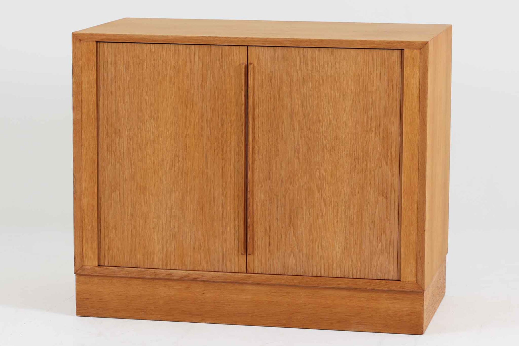 Hundevad & Co社製の小ぶりな蛇腹キャビネットです。蛇腹式の扉を採用することで、扉が本体内部に収まり、内部の収納スペースを最大限に活用できます。また、引き出しが取り付けられており、機能性も兼ね備えています。本体には高品質なオーク材が使用されており、堅牢さと美しさが際立っています。