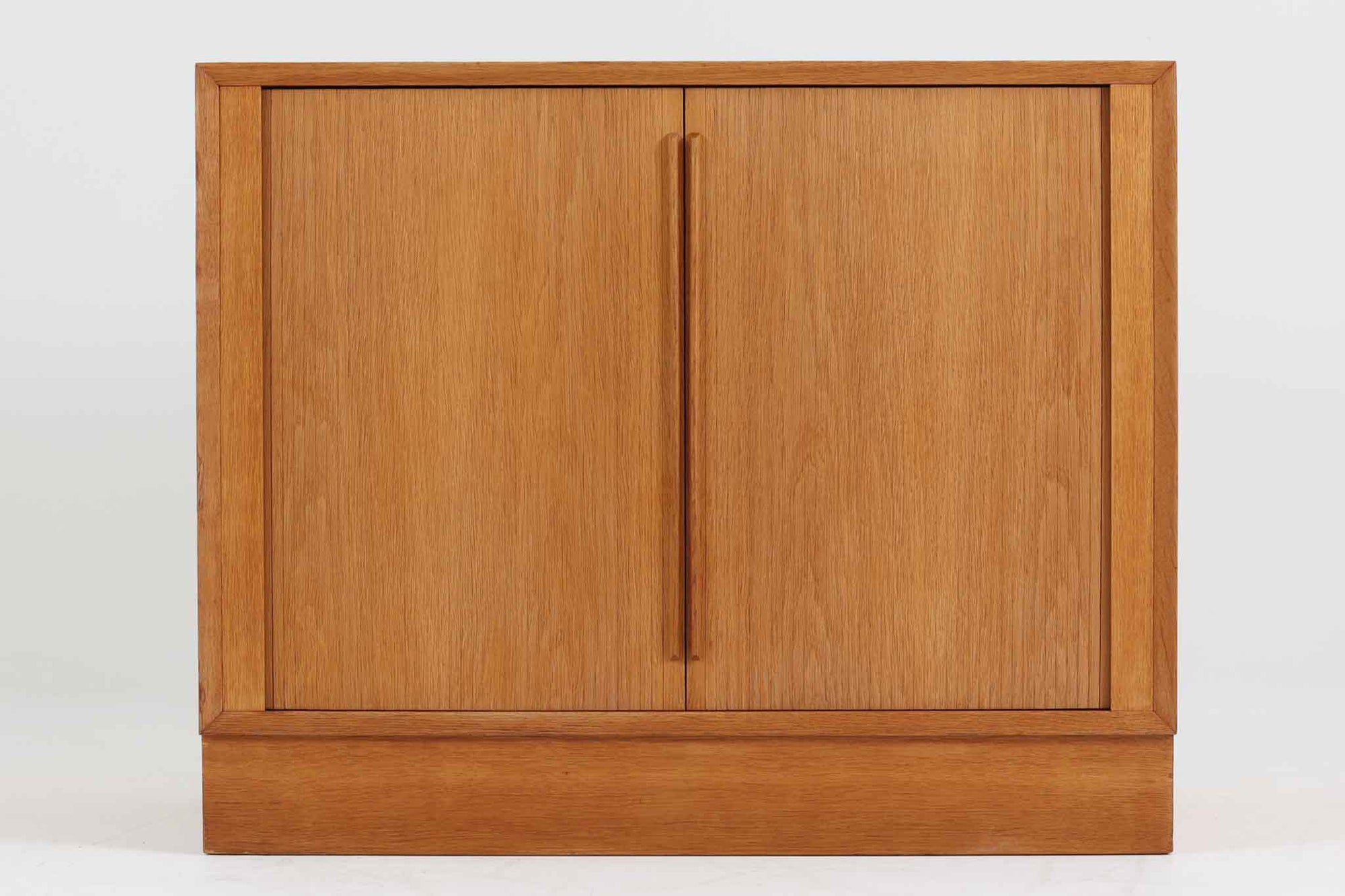 Hundevad & Co社製の小ぶりな蛇腹キャビネットです。蛇腹式の扉を採用することで、扉が本体内部に収まり、内部の収納スペースを最大限に活用できます。また、引き出しが取り付けられており、機能性も兼ね備えています。本体には高品質なオーク材が使用されており、堅牢さと美しさが際立っています。