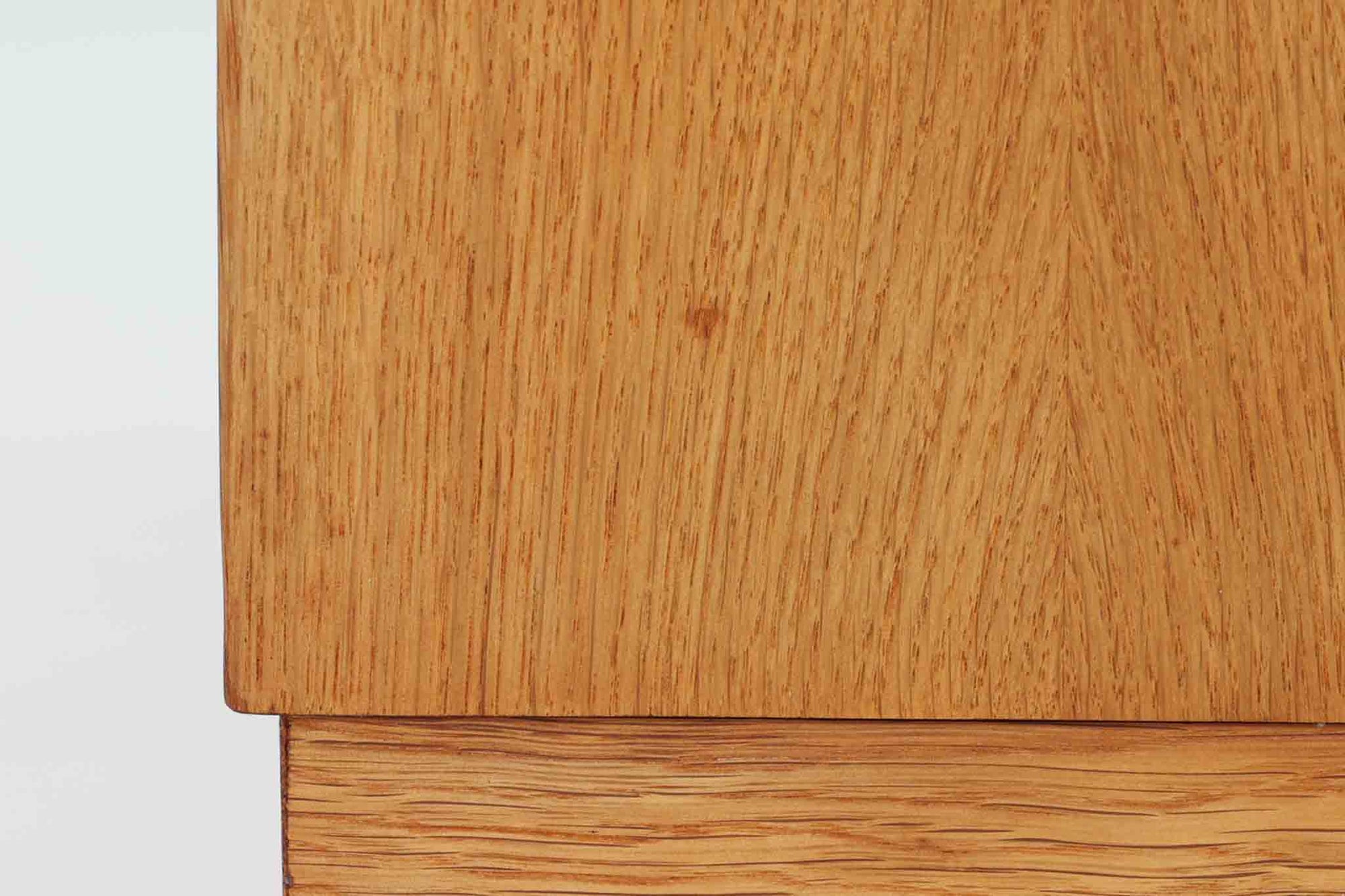 Hundevad &amp; Co社製の小ぶりな蛇腹キャビネットです。蛇腹式の扉を採用することで、扉が本体内部に収まり、内部の収納スペースを最大限に活用できます。また、引き出しが取り付けられており、機能性も兼ね備えています。本体には高品質なオーク材が使用されており、堅牢さと美しさが際立っています。