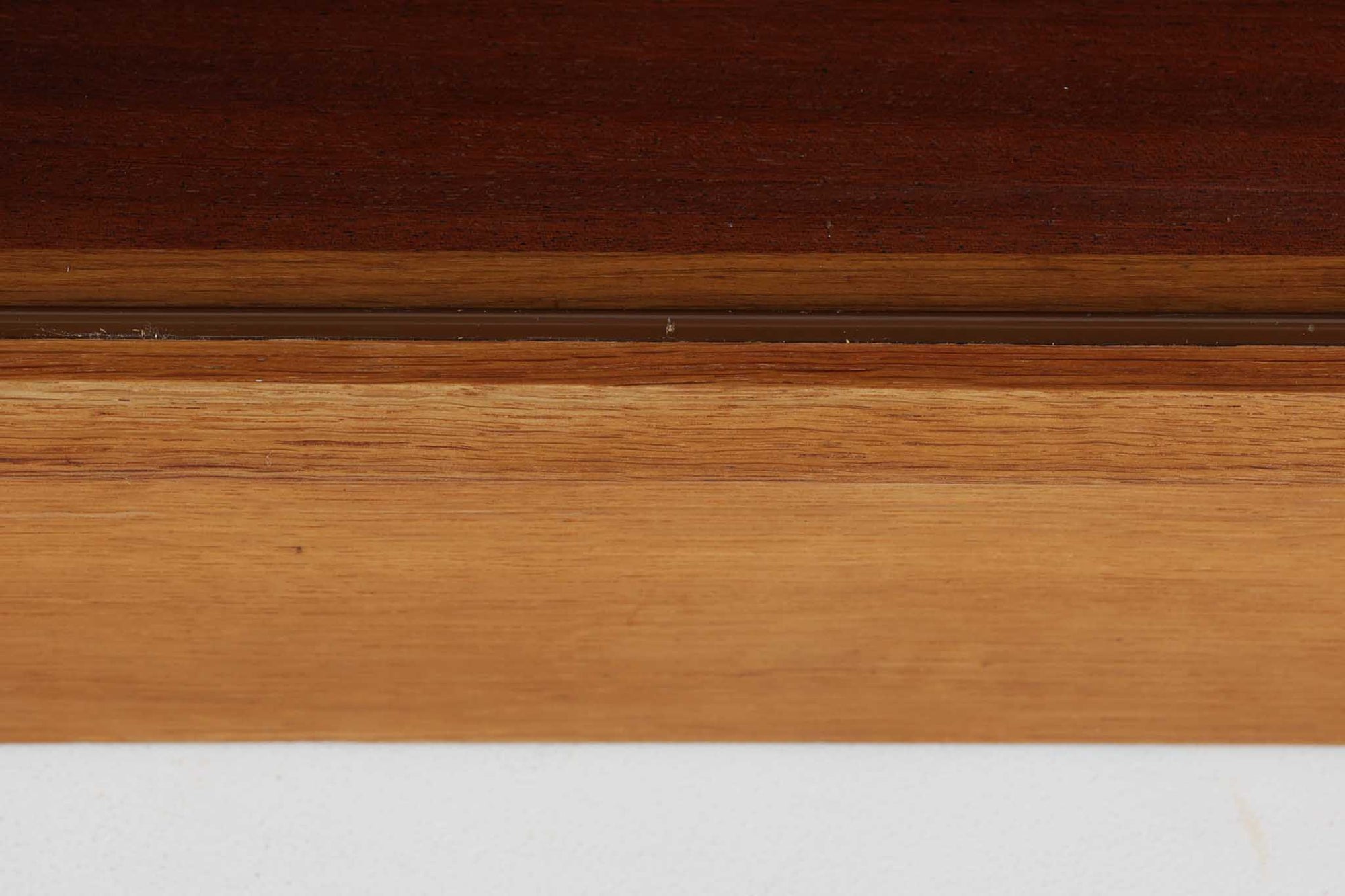 Hundevad &amp; Co社製の小ぶりな蛇腹キャビネットです。蛇腹式の扉を採用することで、扉が本体内部に収まり、内部の収納スペースを最大限に活用できます。また、引き出しが取り付けられており、機能性も兼ね備えています。本体には高品質なオーク材が使用されており、堅牢さと美しさが際立っています。