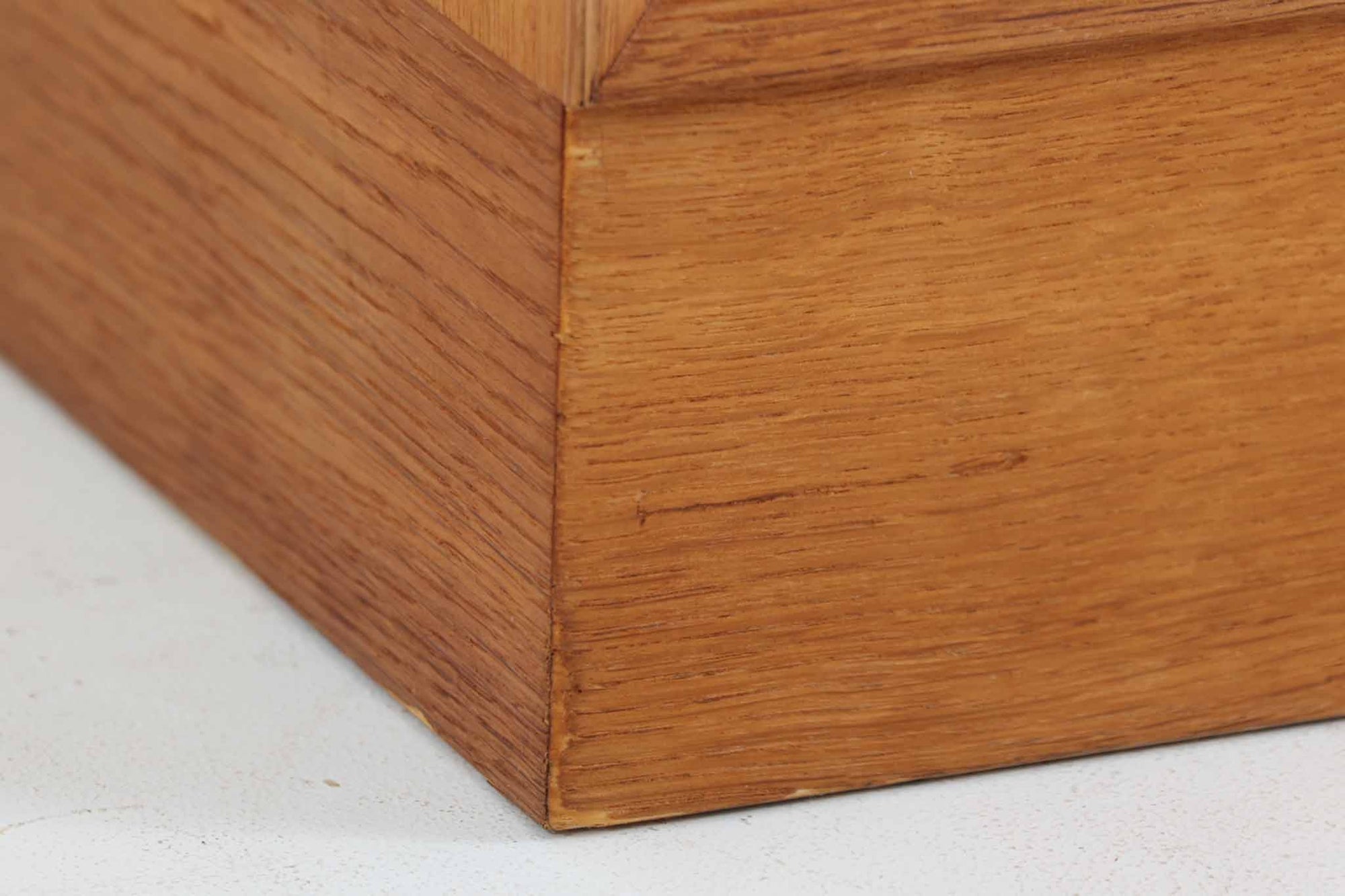 Hundevad &amp; Co社製の小ぶりな蛇腹キャビネットです。蛇腹式の扉を採用することで、扉が本体内部に収まり、内部の収納スペースを最大限に活用できます。また、引き出しが取り付けられており、機能性も兼ね備えています。本体には高品質なオーク材が使用されており、堅牢さと美しさが際立っています。