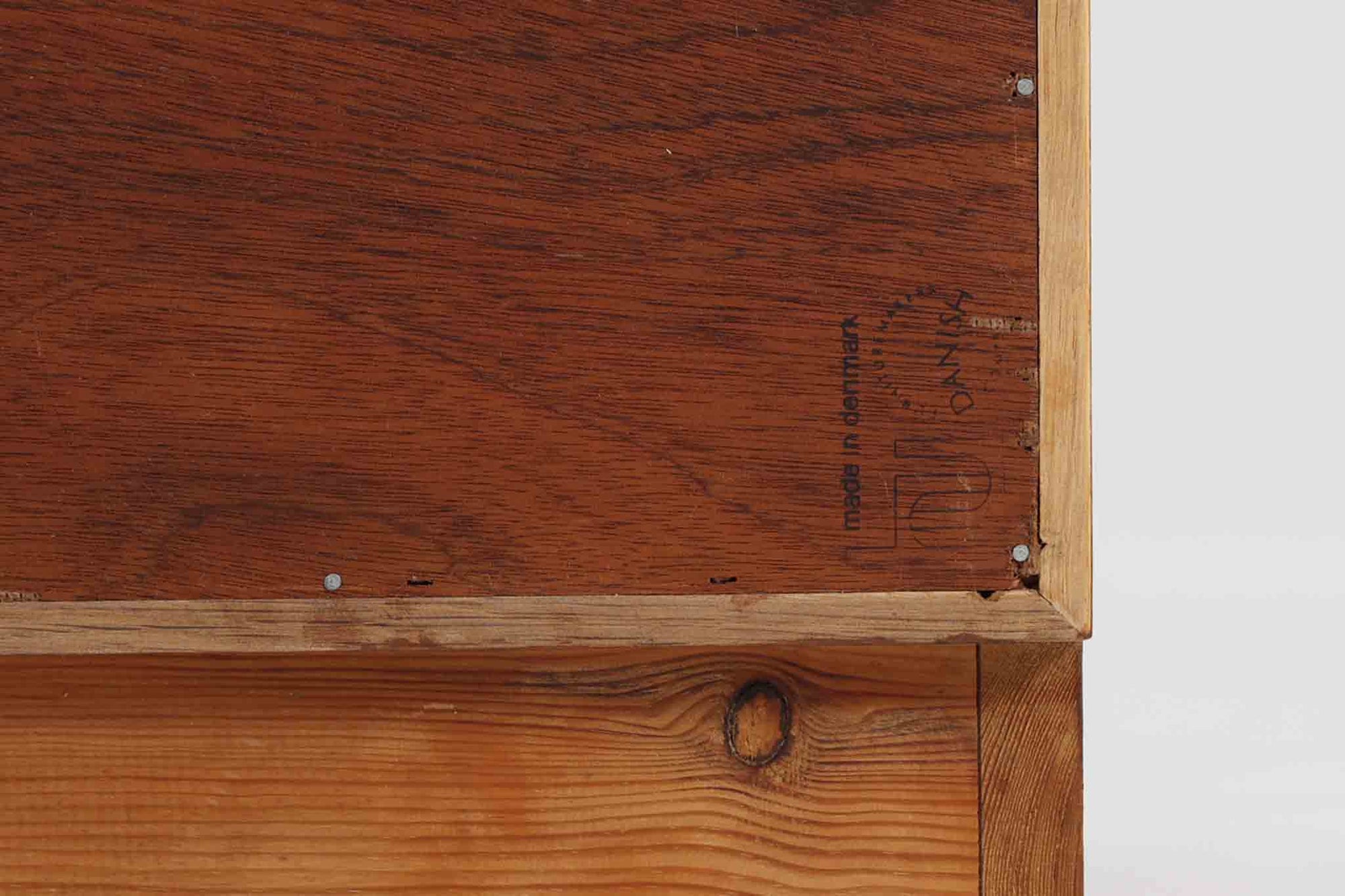 Hundevad &amp; Co社製の小ぶりな蛇腹キャビネットです。蛇腹式の扉を採用することで、扉が本体内部に収まり、内部の収納スペースを最大限に活用できます。また、引き出しが取り付けられており、機能性も兼ね備えています。本体には高品質なオーク材が使用されており、堅牢さと美しさが際立っています。