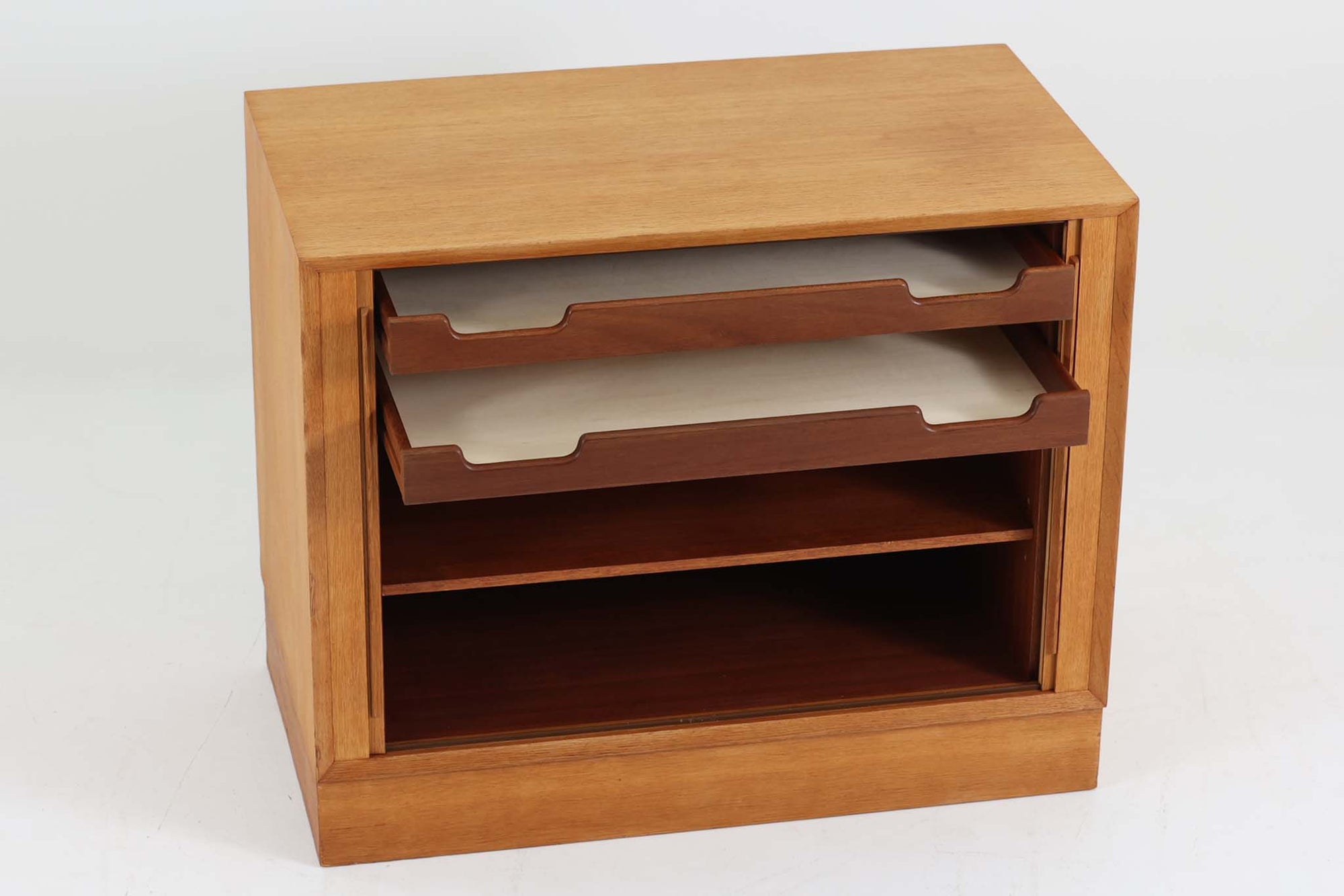 Hundevad &amp; Co社製の小ぶりな蛇腹キャビネットです。蛇腹式の扉を採用することで、扉が本体内部に収まり、内部の収納スペースを最大限に活用できます。また、引き出しが取り付けられており、機能性も兼ね備えています。本体には高品質なオーク材が使用されており、堅牢さと美しさが際立っています。