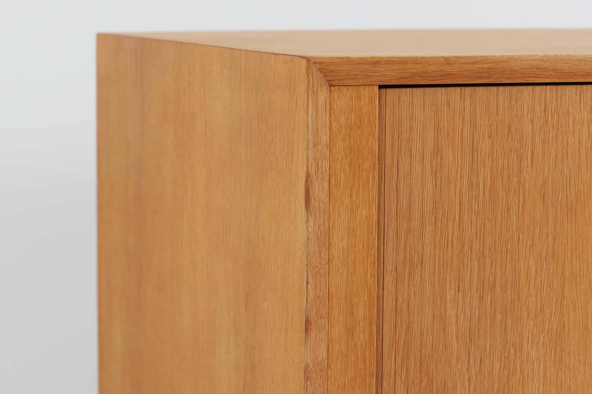 Hundevad &amp; Co社製の小ぶりな蛇腹キャビネットです。蛇腹式の扉を採用することで、扉が本体内部に収まり、内部の収納スペースを最大限に活用できます。また、引き出しが取り付けられており、機能性も兼ね備えています。本体には高品質なオーク材が使用されており、堅牢さと美しさが際立っています。