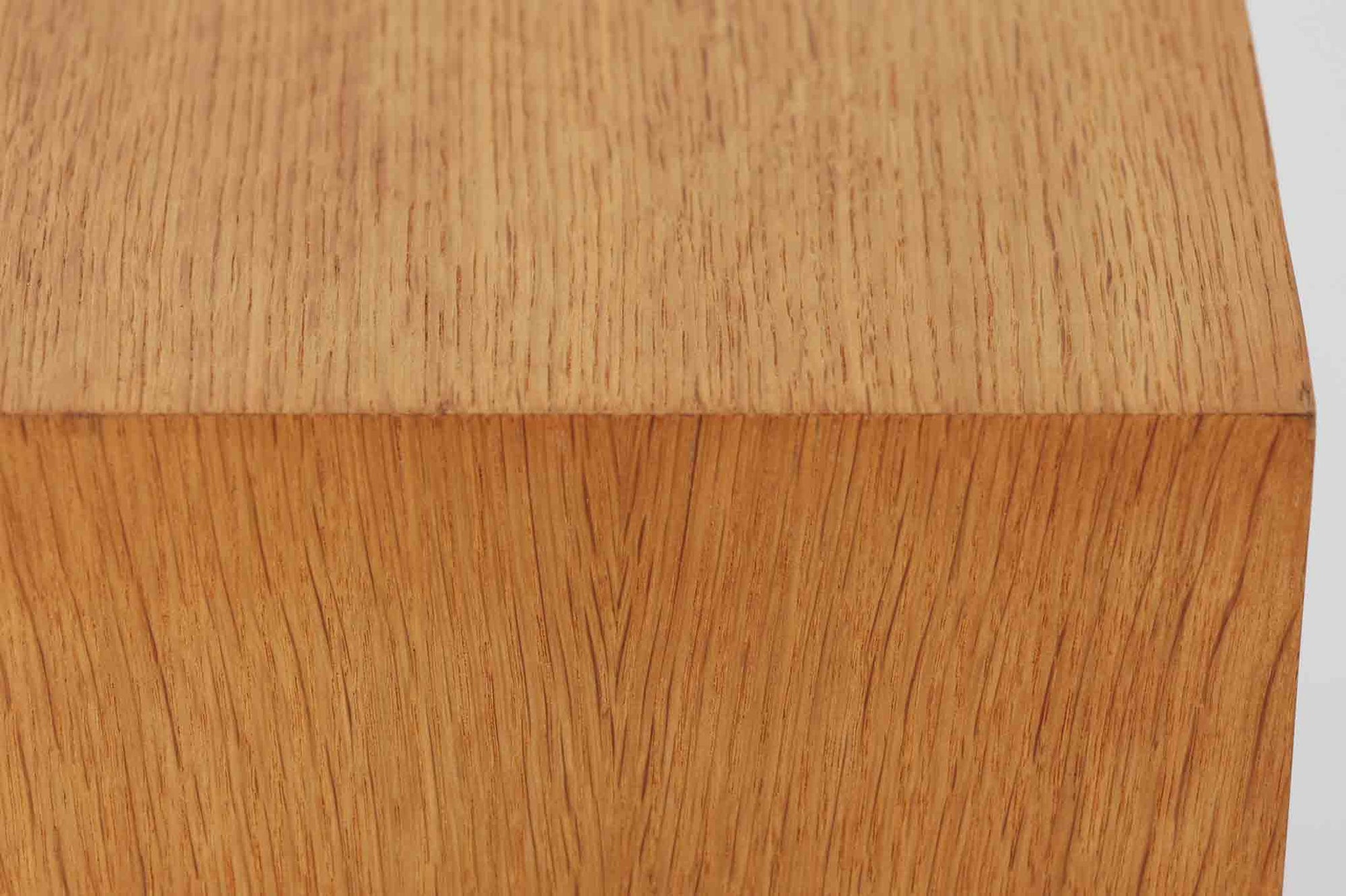 Hundevad &amp; Co社製の小ぶりな蛇腹キャビネットです。蛇腹式の扉を採用することで、扉が本体内部に収まり、内部の収納スペースを最大限に活用できます。また、引き出しが取り付けられており、機能性も兼ね備えています。本体には高品質なオーク材が使用されており、堅牢さと美しさが際立っています。