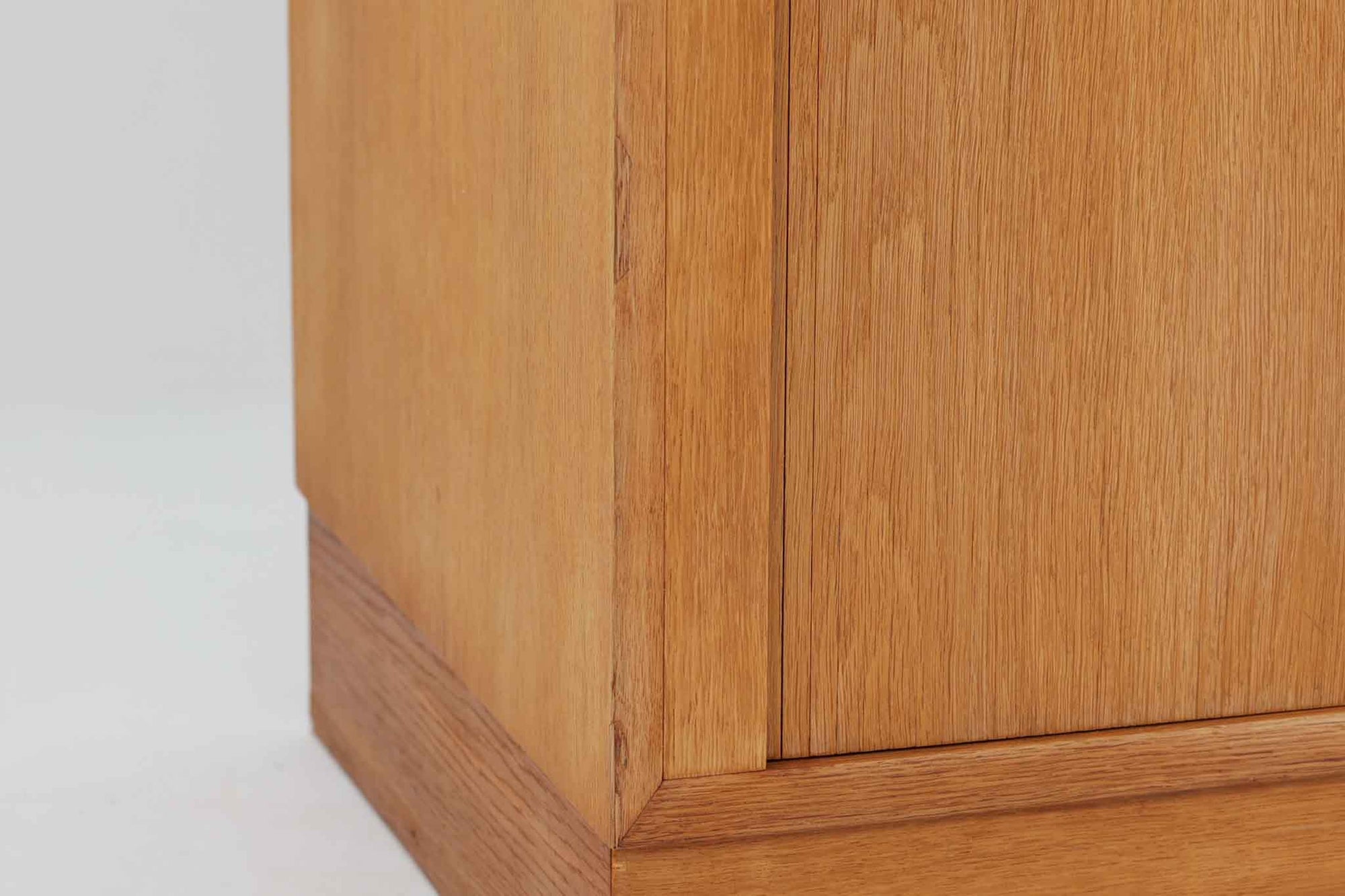 Hundevad &amp; Co社製の小ぶりな蛇腹キャビネットです。蛇腹式の扉を採用することで、扉が本体内部に収まり、内部の収納スペースを最大限に活用できます。また、引き出しが取り付けられており、機能性も兼ね備えています。本体には高品質なオーク材が使用されており、堅牢さと美しさが際立っています。