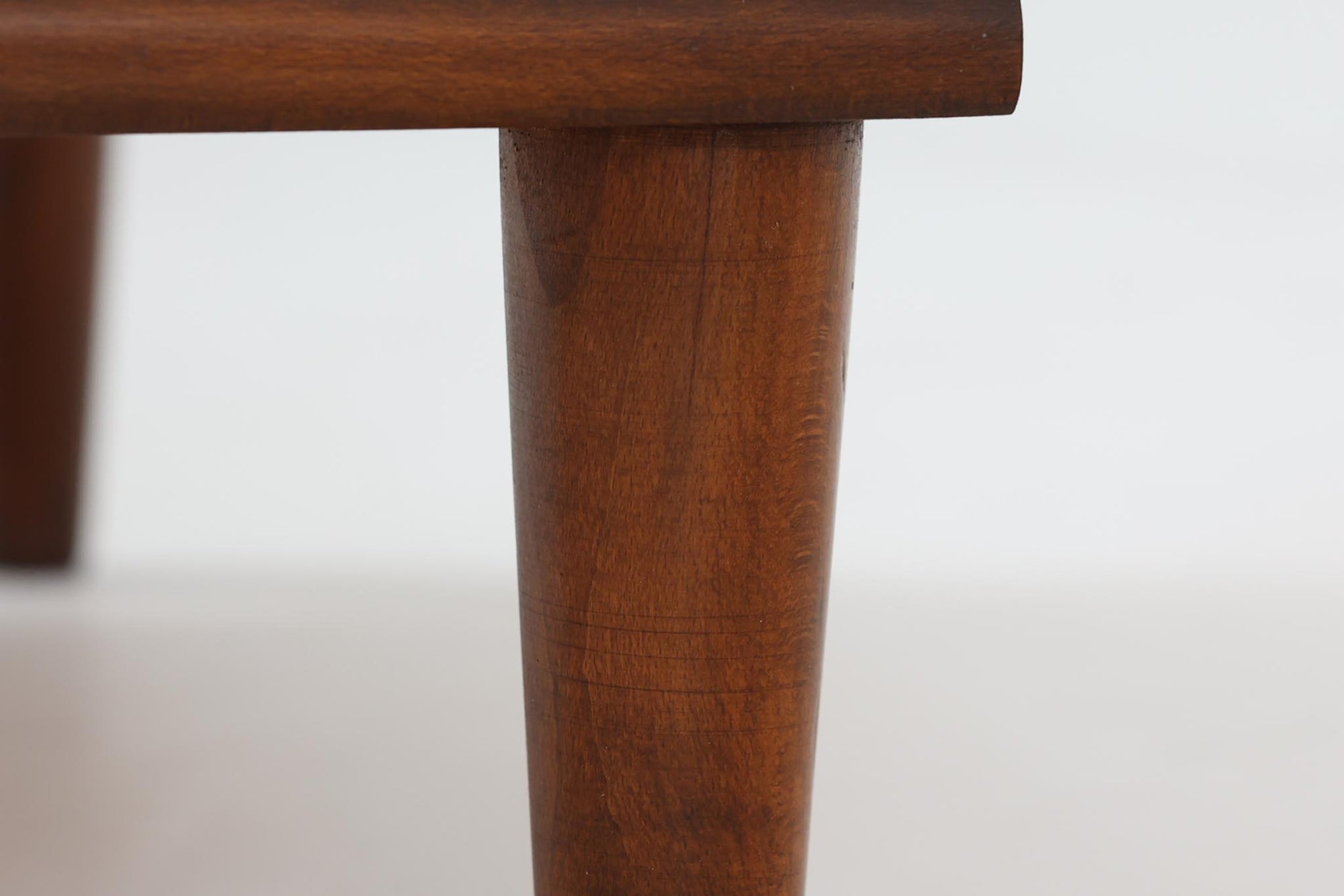 北欧デンマークで製造された、蛇腹扉が特徴的なビンテージキャビネットです。素材にはビーチ材と思われる無垢材や突板が使用されており、ステイン塗装により落ち着いたブラウンカラーに仕上げられています。前面には細かな縦ラインが連続する蛇腹扉が配され、開閉時に滑らかに動く美しい構造が魅力です。内部には棚板が一枚付属しており、収納としての機能性も十分です。丸脚や小さな丸い取っ手も北欧らしい柔らかなディテールで、リビングや玄関、寝室などさまざまな空間に自然に溶け込む一台です。