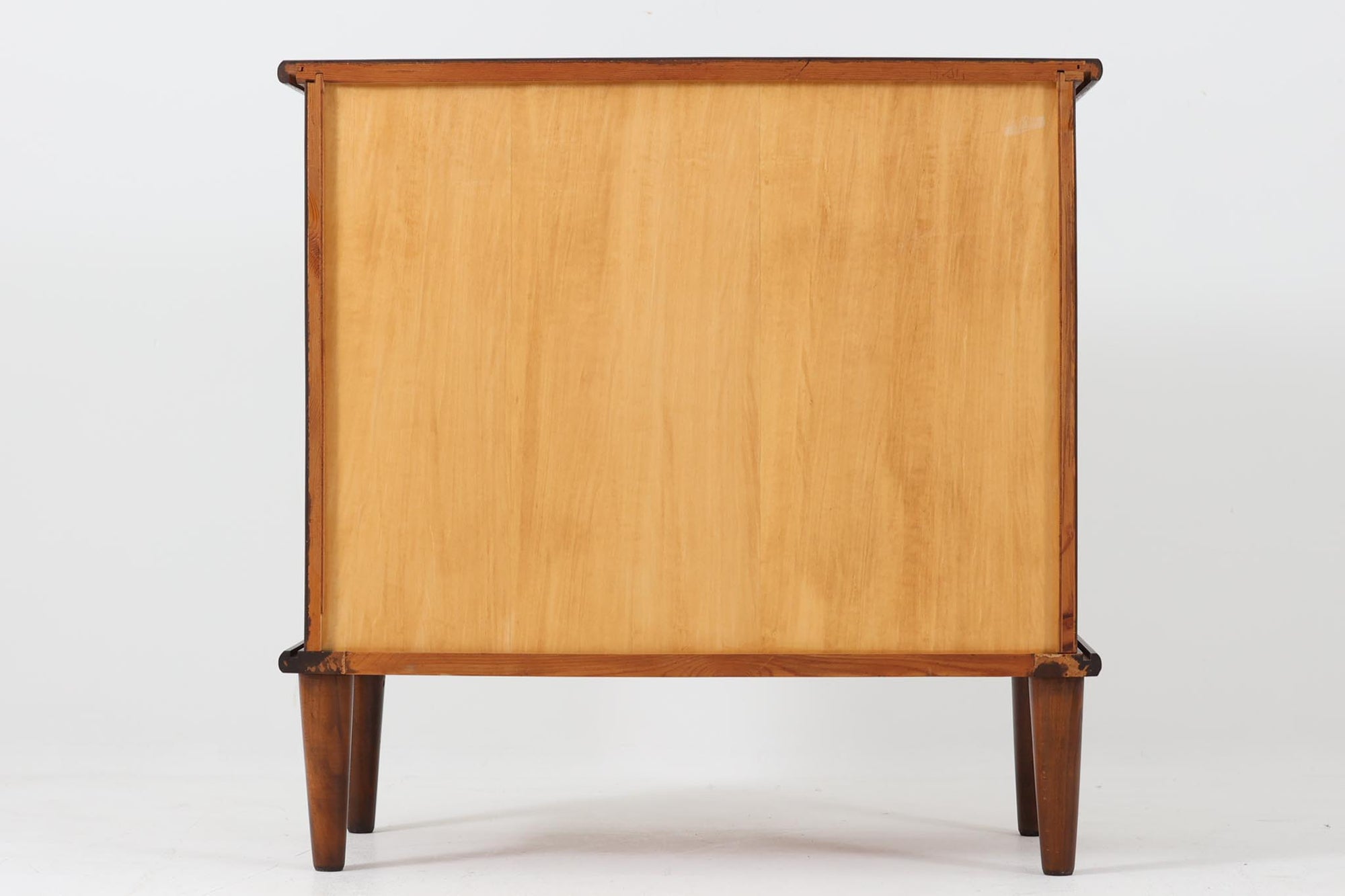 北欧デンマークで製造された、蛇腹扉が特徴的なビンテージキャビネットです。素材にはビーチ材と思われる無垢材や突板が使用されており、ステイン塗装により落ち着いたブラウンカラーに仕上げられています。前面には細かな縦ラインが連続する蛇腹扉が配され、開閉時に滑らかに動く美しい構造が魅力です。内部には棚板が一枚付属しており、収納としての機能性も十分です。丸脚や小さな丸い取っ手も北欧らしい柔らかなディテールで、リビングや玄関、寝室などさまざまな空間に自然に溶け込む一台です。