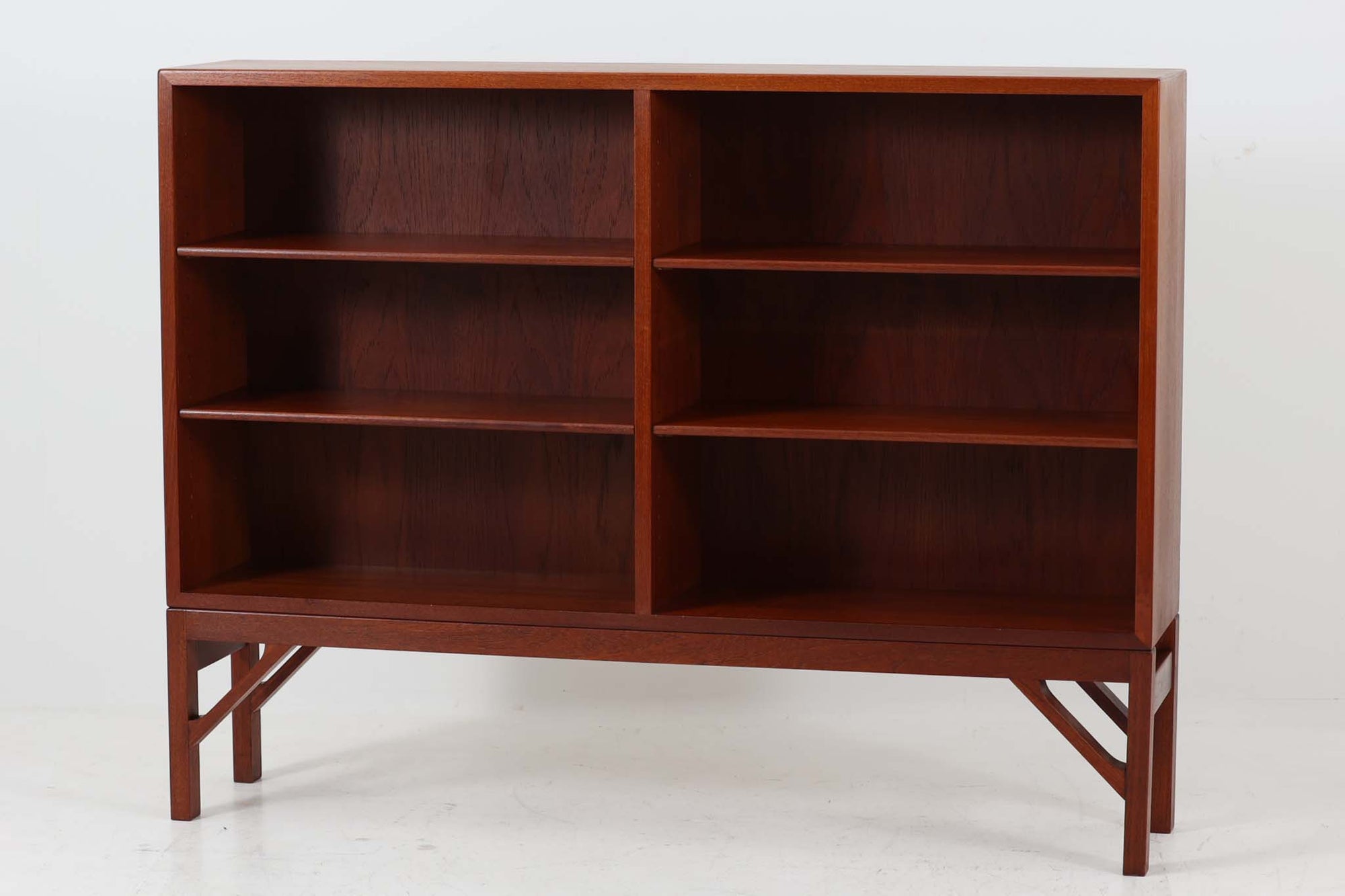 Borge mogensen(ボーエ・モーエンセン)によってデザインされたブックシェルフです。一見シンプルなフォルムですが、脚部がデザインポイントになっています。良質なチーク材が使用されており、FDB社によって細かい所まで丁寧に作成されています。使い勝手の良いサイズだと思います。本体、脚共にオリジナルで、チーク材が使用された希少なモデルです。