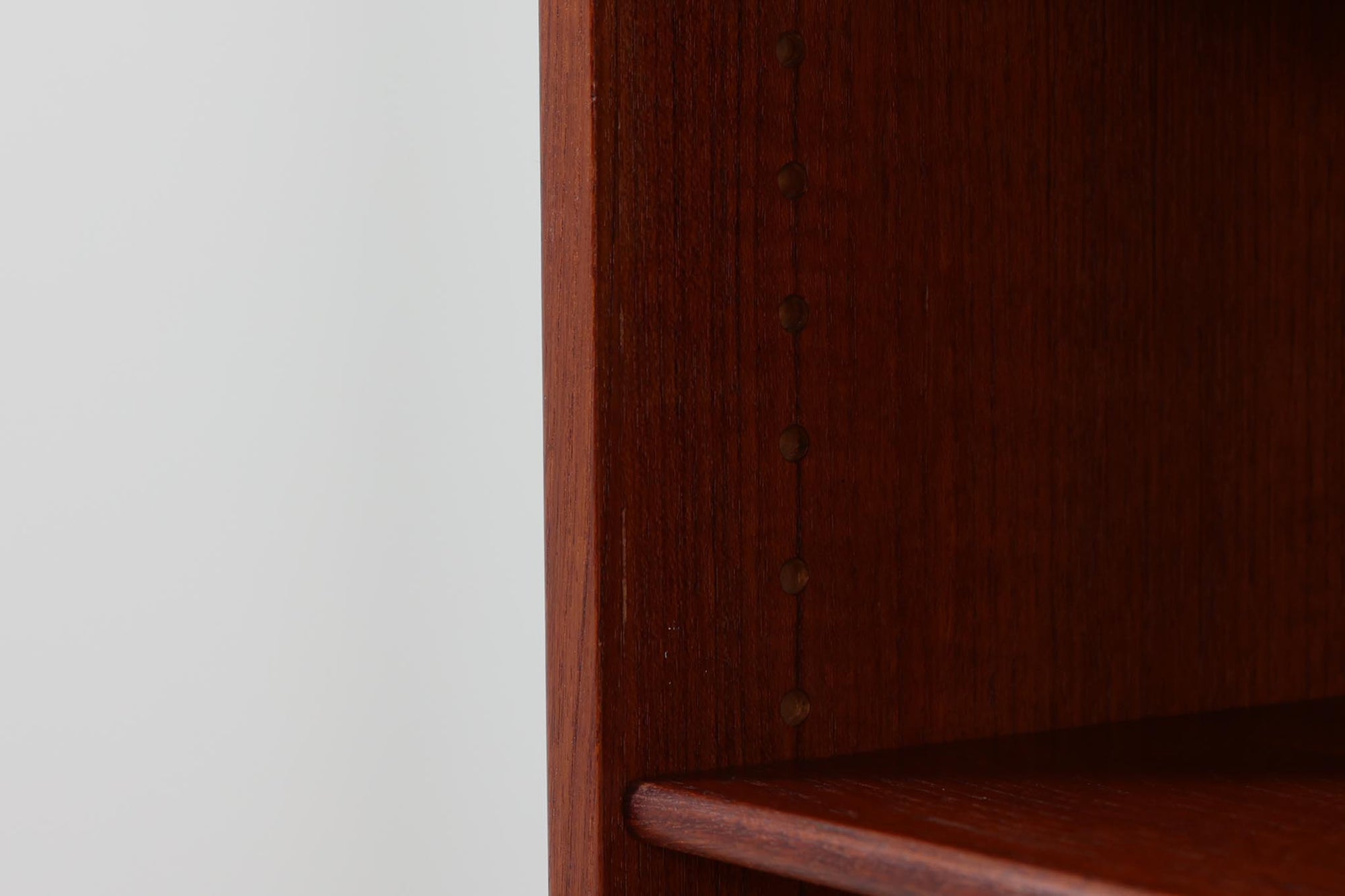 Borge mogensen(ボーエ・モーエンセン)によってデザインされたブックシェルフです。一見シンプルなフォルムですが、脚部がデザインポイントになっています。良質なチーク材が使用されており、FDB社によって細かい所まで丁寧に作成されています。使い勝手の良いサイズだと思います。本体、脚共にオリジナルで、チーク材が使用された希少なモデルです。