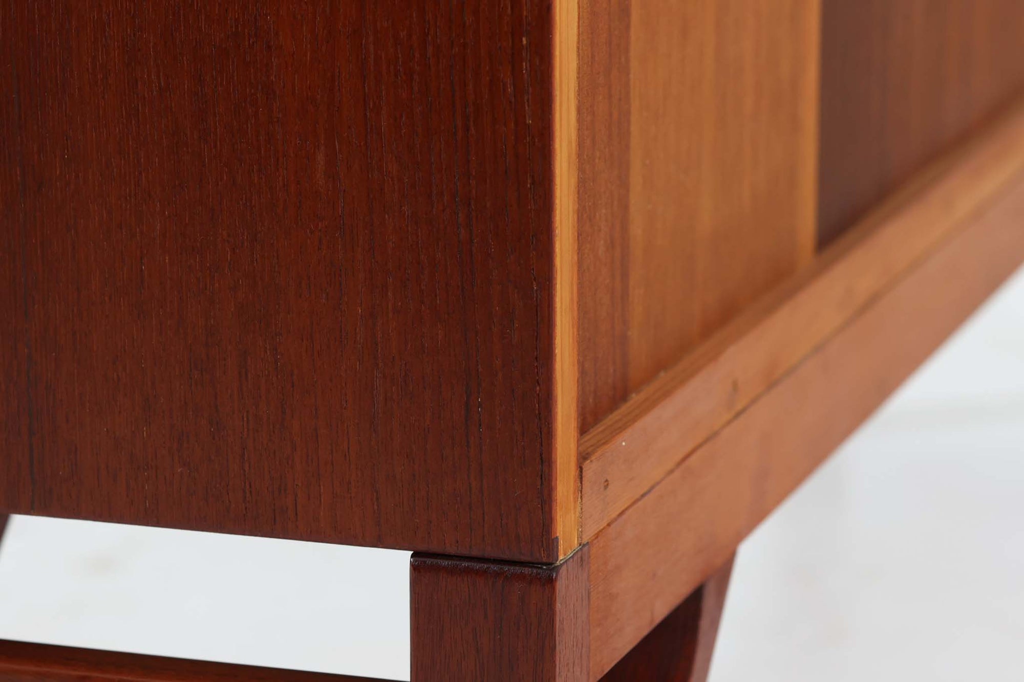 Borge mogensen(ボーエ・モーエンセン)によってデザインされたブックシェルフです。一見シンプルなフォルムですが、脚部がデザインポイントになっています。良質なチーク材が使用されており、FDB社によって細かい所まで丁寧に作成されています。使い勝手の良いサイズだと思います。本体、脚共にオリジナルで、チーク材が使用された希少なモデルです。