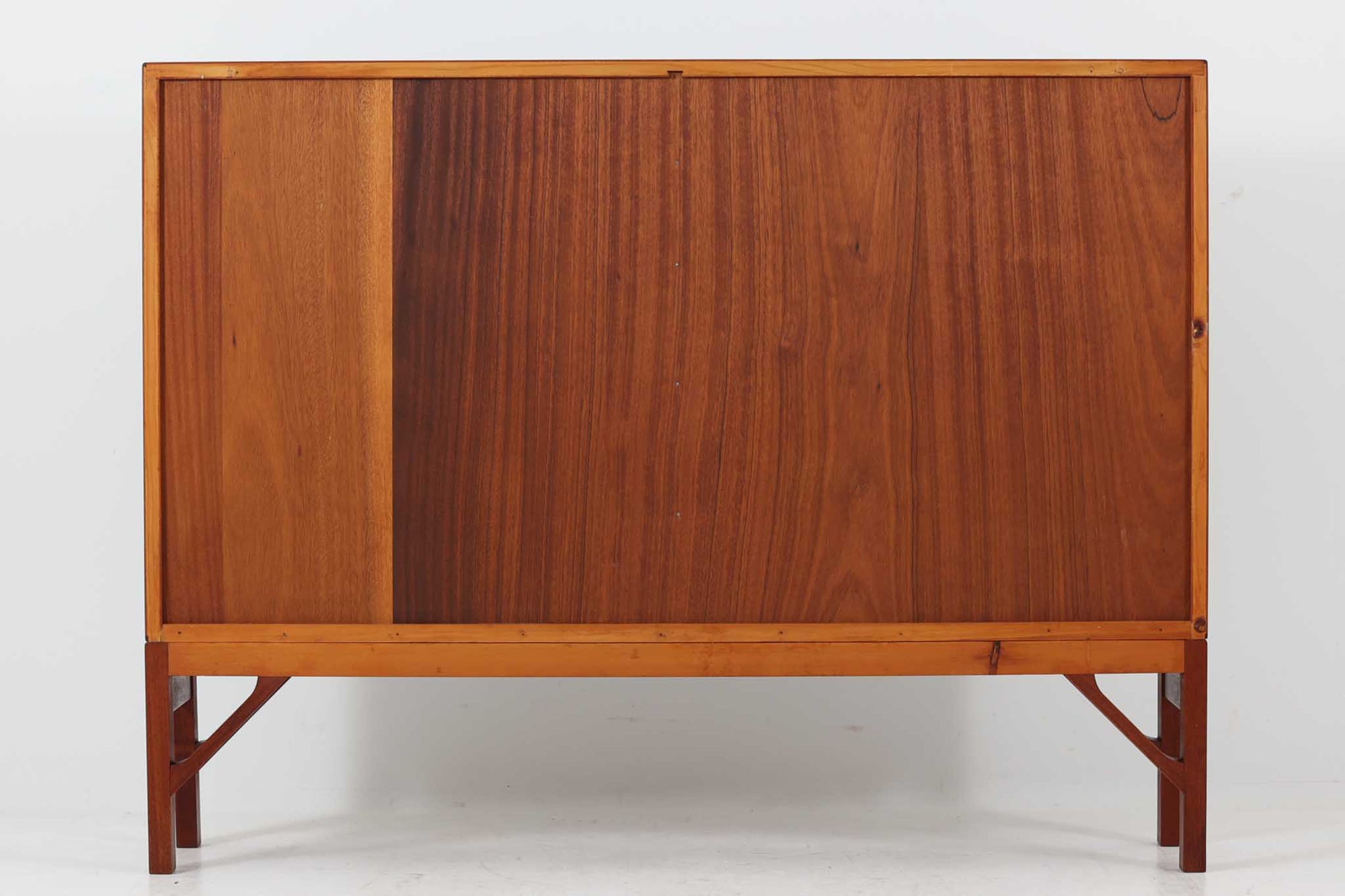 Borge mogensen(ボーエ・モーエンセン)によってデザインされたブックシェルフです。一見シンプルなフォルムですが、脚部がデザインポイントになっています。良質なチーク材が使用されており、FDB社によって細かい所まで丁寧に作成されています。使い勝手の良いサイズだと思います。本体、脚共にオリジナルで、チーク材が使用された希少なモデルです。