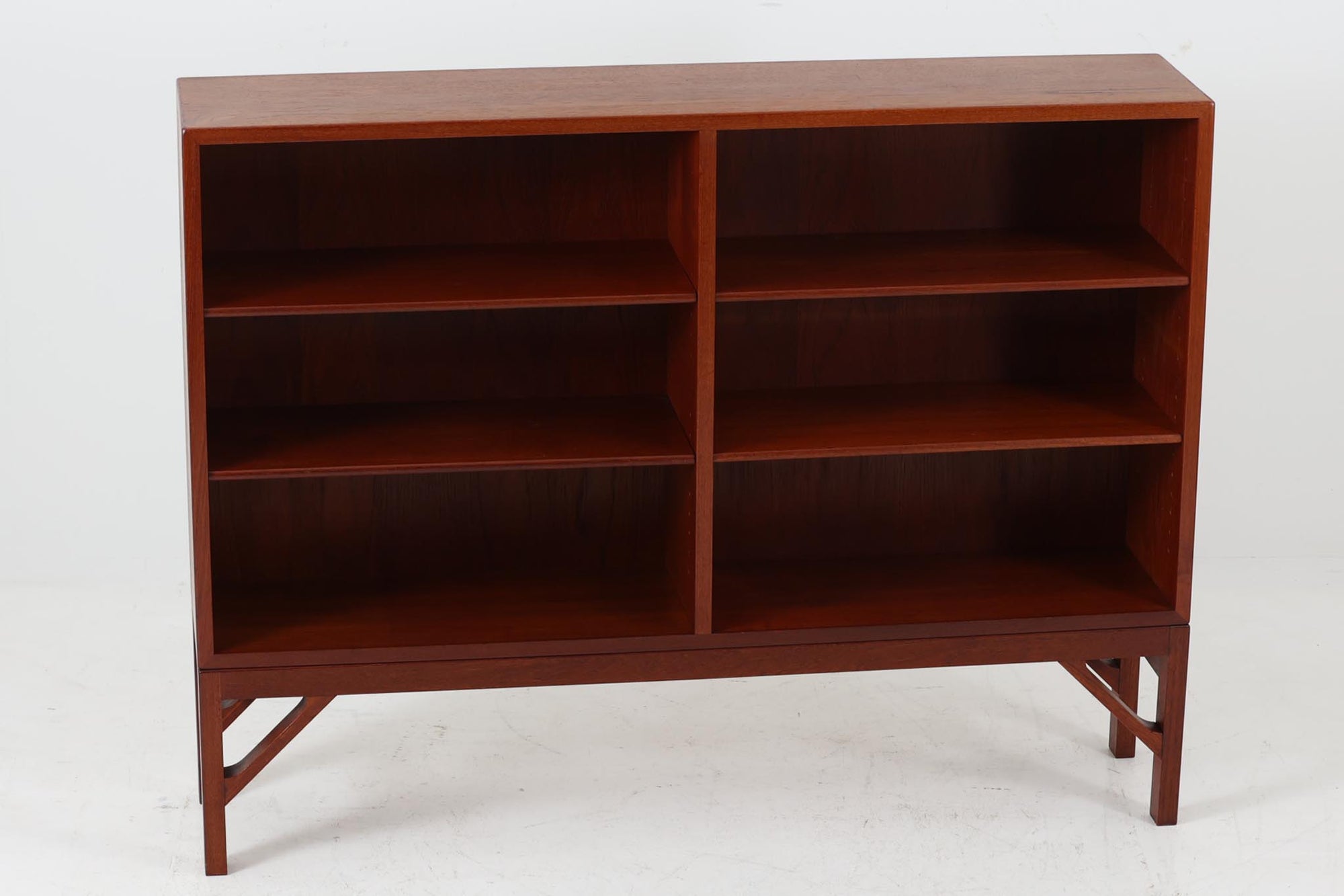 Borge mogensen(ボーエ・モーエンセン)によってデザインされたブックシェルフです。一見シンプルなフォルムですが、脚部がデザインポイントになっています。良質なチーク材が使用されており、FDB社によって細かい所まで丁寧に作成されています。使い勝手の良いサイズだと思います。本体、脚共にオリジナルで、チーク材が使用された希少なモデルです。