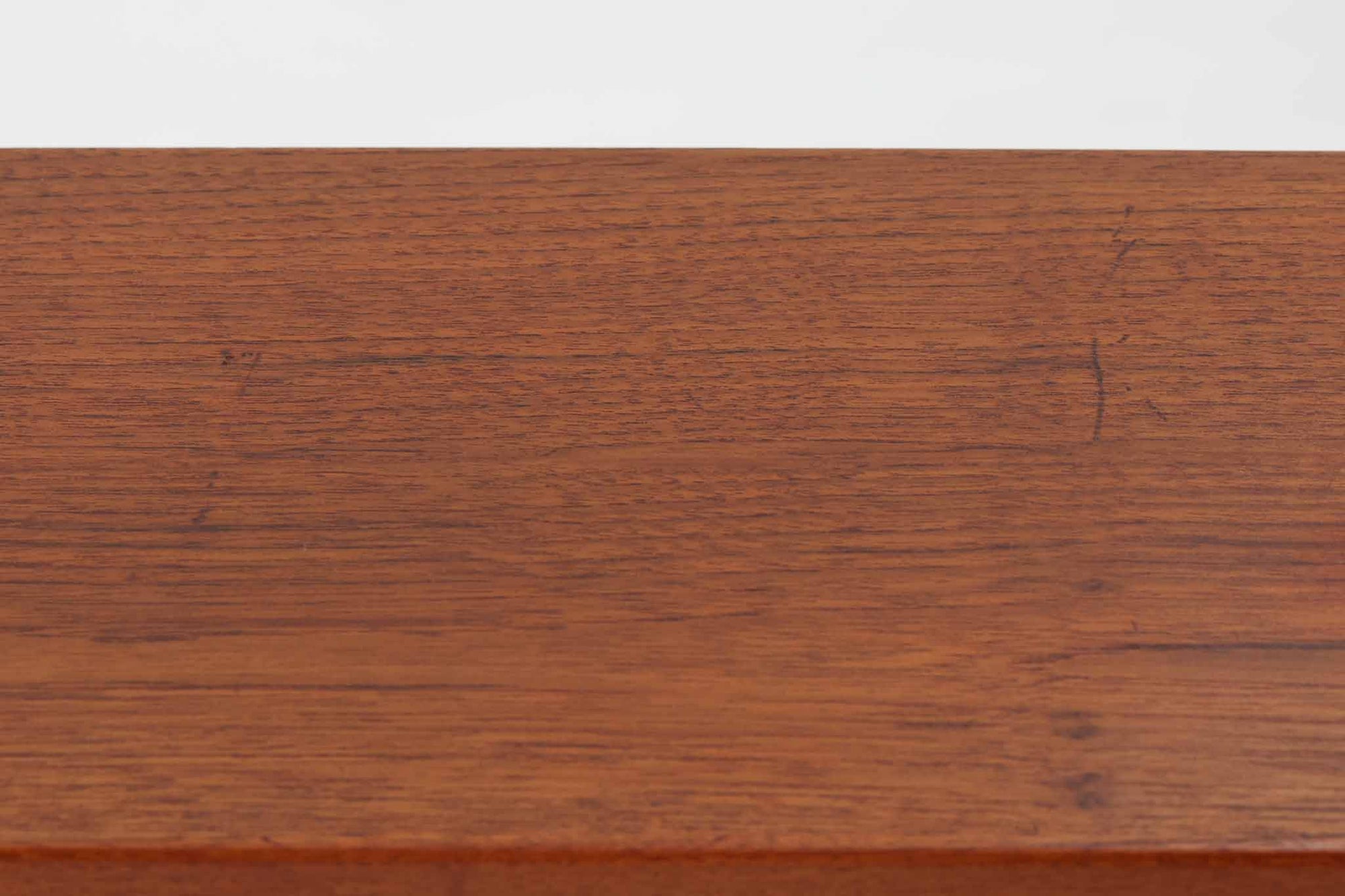 Borge mogensen(ボーエ・モーエンセン)によってデザインされたブックシェルフです。一見シンプルなフォルムですが、脚部がデザインポイントになっています。良質なチーク材が使用されており、FDB社によって細かい所まで丁寧に作成されています。使い勝手の良いサイズだと思います。本体、脚共にオリジナルで、チーク材が使用された希少なモデルです。