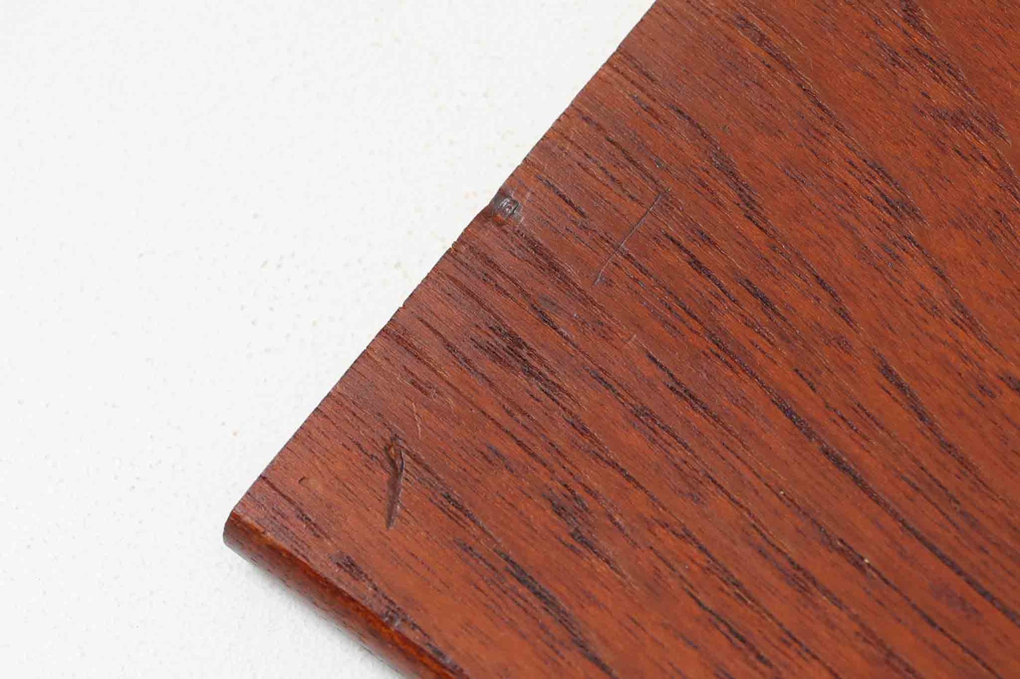 Borge mogensen(ボーエ・モーエンセン)によってデザインされたブックシェルフです。一見シンプルなフォルムですが、脚部がデザインポイントになっています。良質なチーク材が使用されており、FDB社によって細かい所まで丁寧に作成されています。使い勝手の良いサイズだと思います。本体、脚共にオリジナルで、チーク材が使用された希少なモデルです。