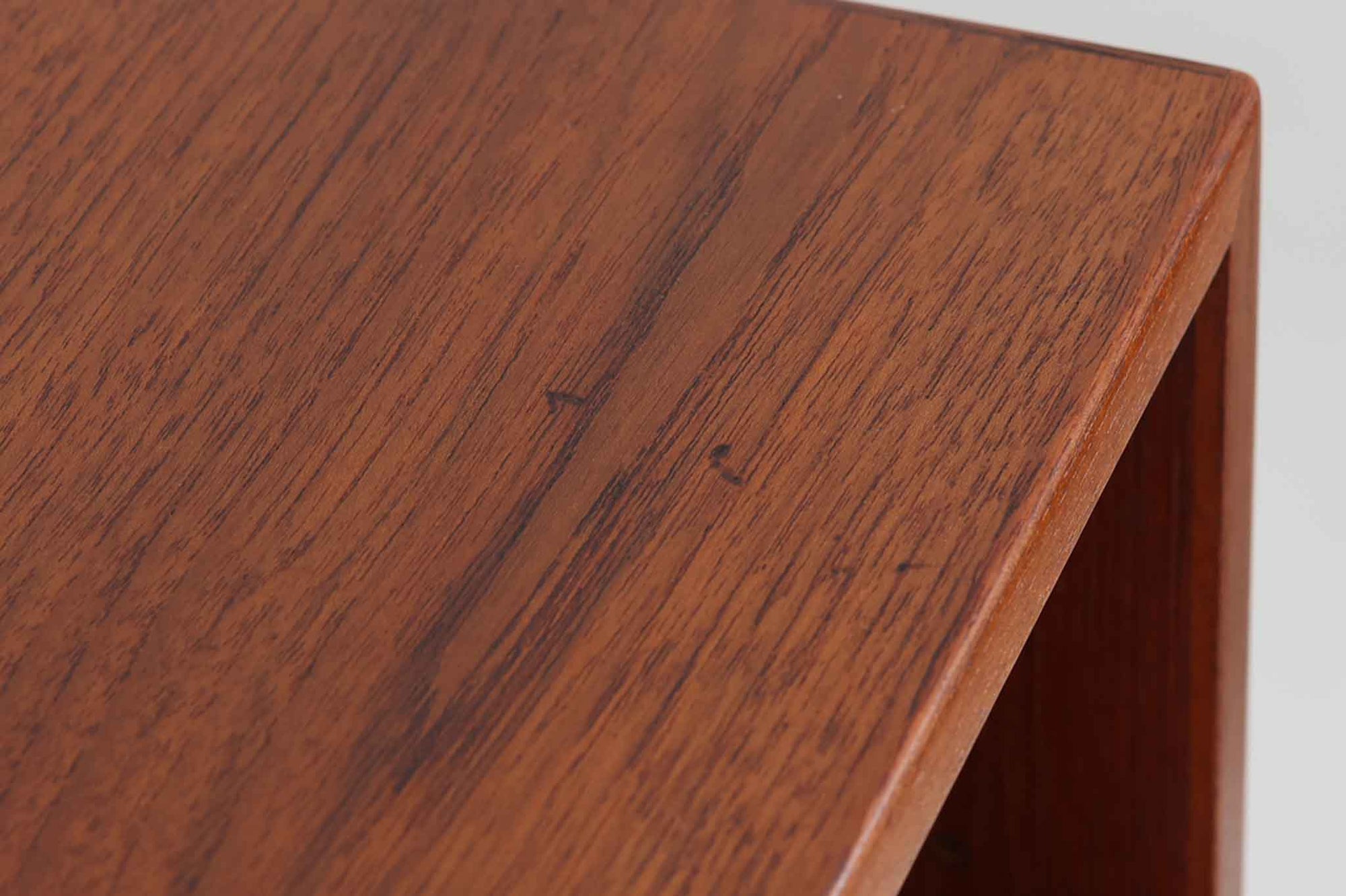 Borge mogensen(ボーエ・モーエンセン)によってデザインされたブックシェルフです。一見シンプルなフォルムですが、脚部がデザインポイントになっています。良質なチーク材が使用されており、FDB社によって細かい所まで丁寧に作成されています。使い勝手の良いサイズだと思います。本体、脚共にオリジナルで、チーク材が使用された希少なモデルです。