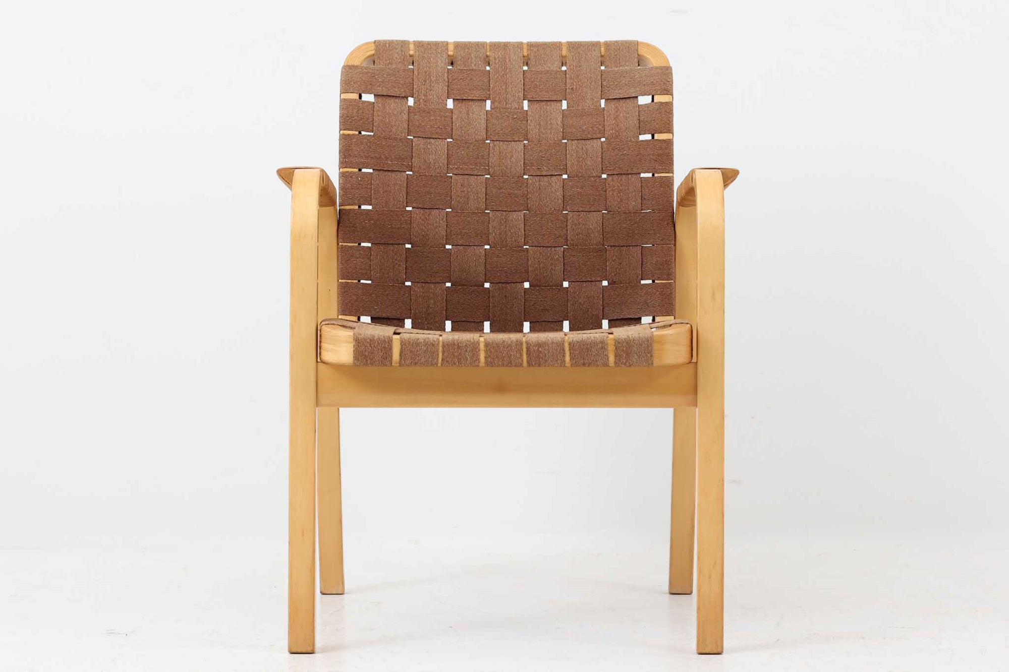 北欧より買い付けたアアルトデザインのNo.45チェアです。 背もたれと座面にウェビングテープが張られており、バーチ材の曲木はアアルトらしい特徴的なデザインで、どの角度から見ても美しいフォルムが魅力的です。