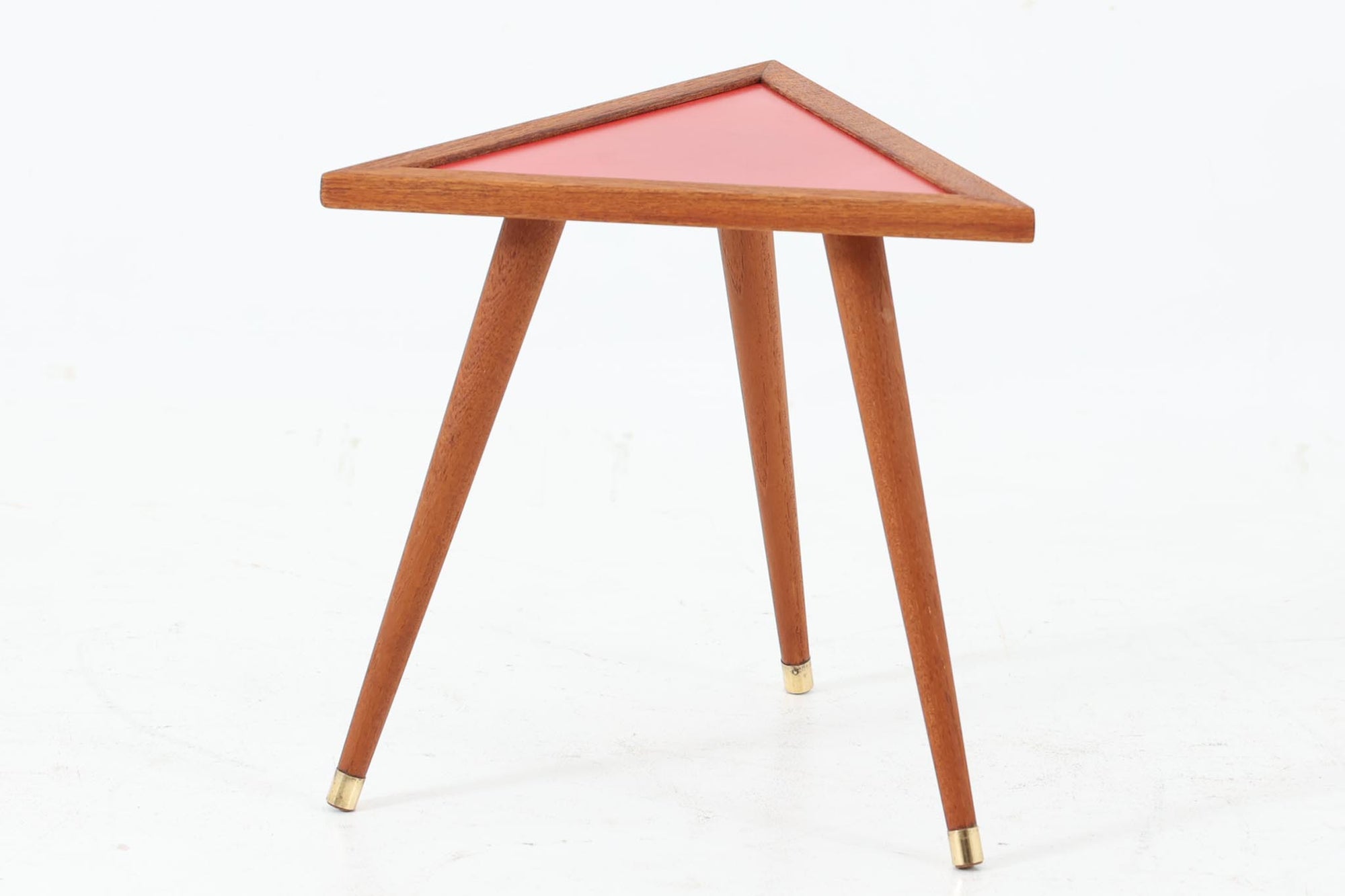 北欧より買い付けたサイドテーブルです。レッド色のシートが張られた天板と、3本脚のチーク材との組み合わせが美しい一品で、プランターテーブルとしてもご利用いただけます。ゴールド色の脚先がデザインのアクセントとなっています。