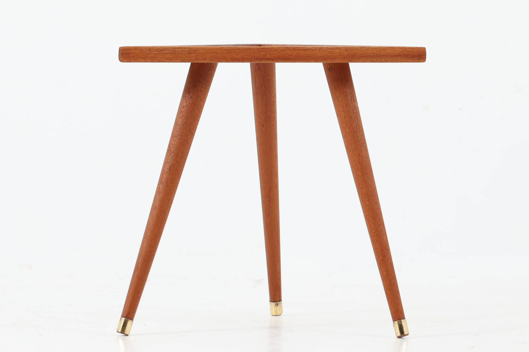 北欧より買い付けたサイドテーブルです。レッド色のシートが張られた天板と、3本脚のチーク材との組み合わせが美しい一品で、プランターテーブルとしてもご利用いただけます。ゴールド色の脚先がデザインのアクセントとなっています。