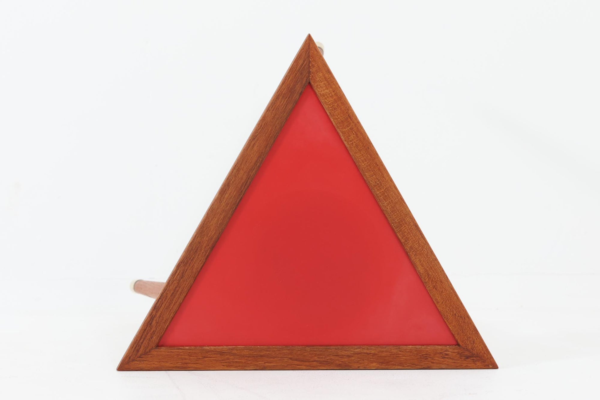 北欧より買い付けたサイドテーブルです。レッド色のシートが張られた天板と、3本脚のチーク材との組み合わせが美しい一品で、プランターテーブルとしてもご利用いただけます。ゴールド色の脚先がデザインのアクセントとなっています。