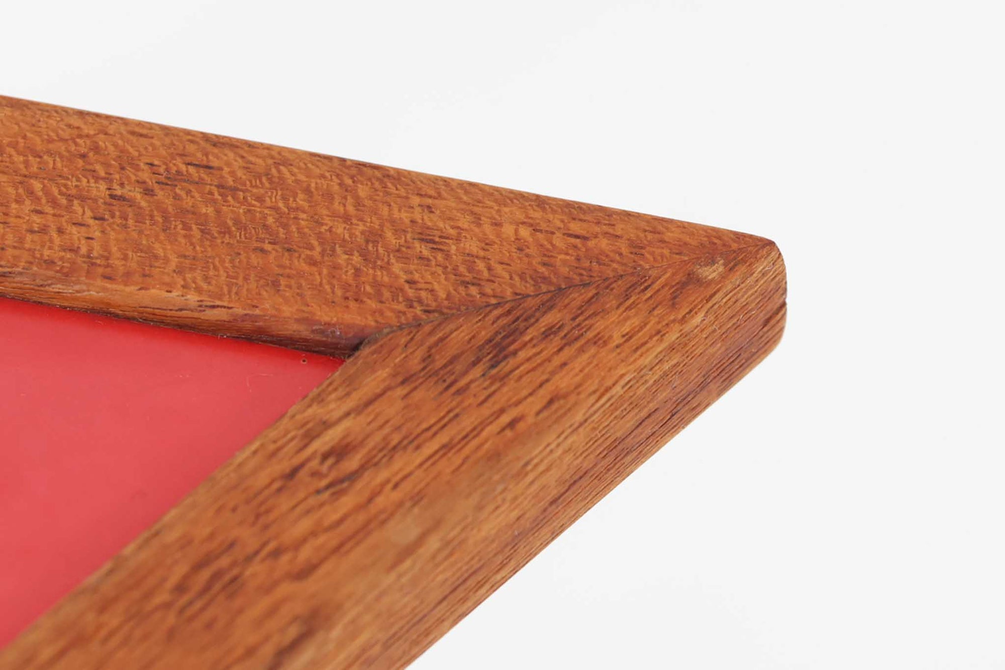 北欧より買い付けたサイドテーブルです。レッド色のシートが張られた天板と、3本脚のチーク材との組み合わせが美しい一品で、プランターテーブルとしてもご利用いただけます。ゴールド色の脚先がデザインのアクセントとなっています。