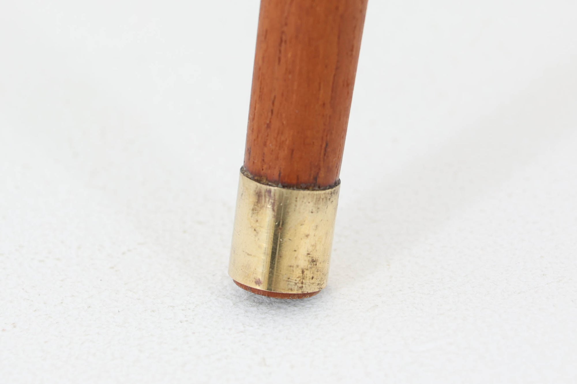 北欧より買い付けたサイドテーブルです。レッド色のシートが張られた天板と、3本脚のチーク材との組み合わせが美しい一品で、プランターテーブルとしてもご利用いただけます。ゴールド色の脚先がデザインのアクセントとなっています。