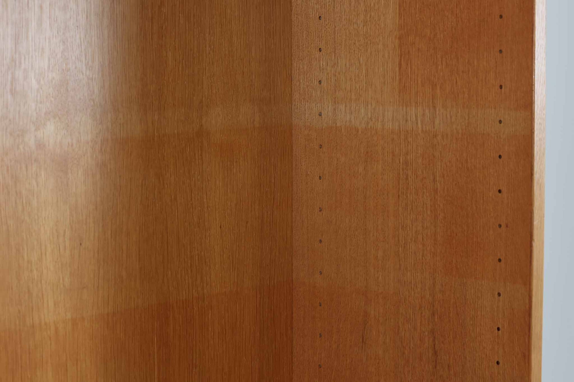 こちらは、デンマークの名工 Soborg 社によって製作されたスタッキングタイプのシェルフです。パーツを組み合わせることで、お好みの形にカスタマイズして購入できるモデルとなっています。本品は、すっきりとしたキャビネット部分に小ぶりな棚を重ねたシンプルなデザインが特徴です。また、上下のユニットを分けて別々にご使用いただくことも可能です。本体には、良質なオーク材が使用されており、上質な仕上がりとなっています。