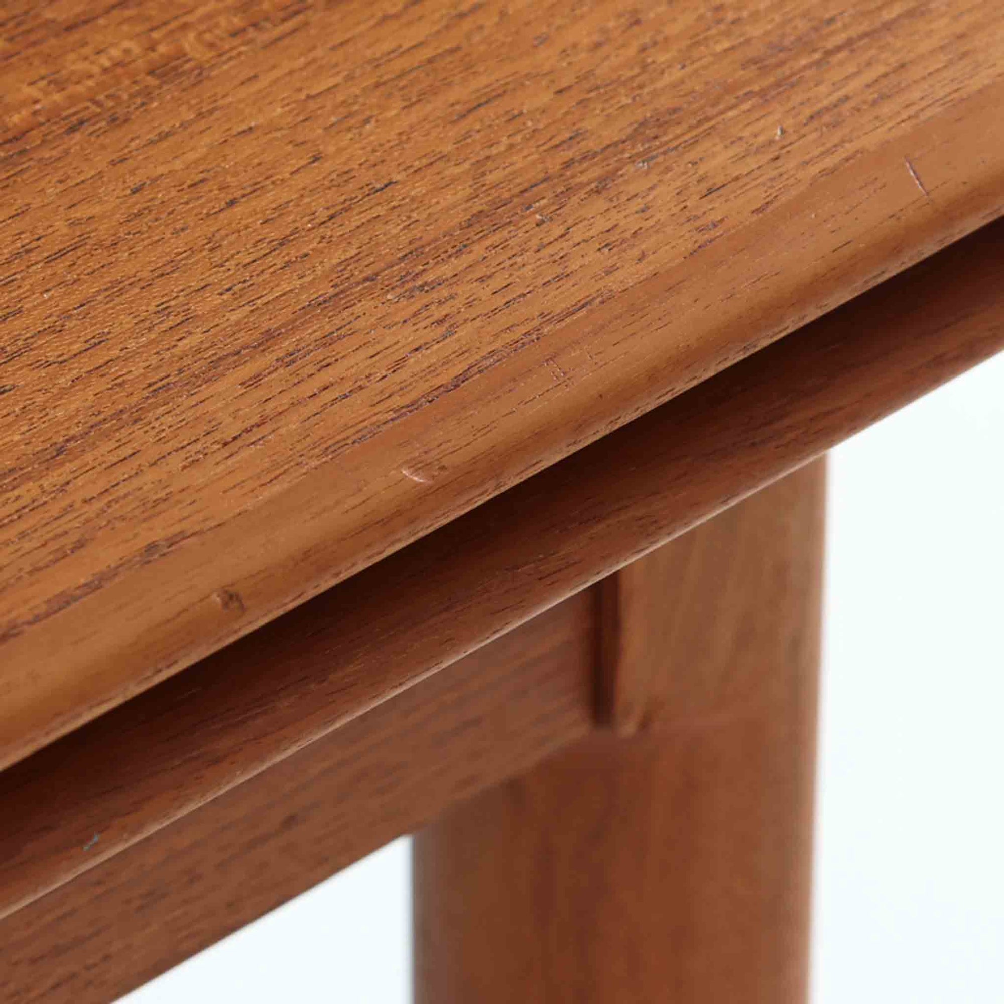 チーク材の温かみある風合いと洗練されたシルエットが魅力のエクステンションダイニングテーブルです。デザイナーは不明ですが、脚部や拡張板の形状など、細部にまでこだわりが感じられる上質な一品です。