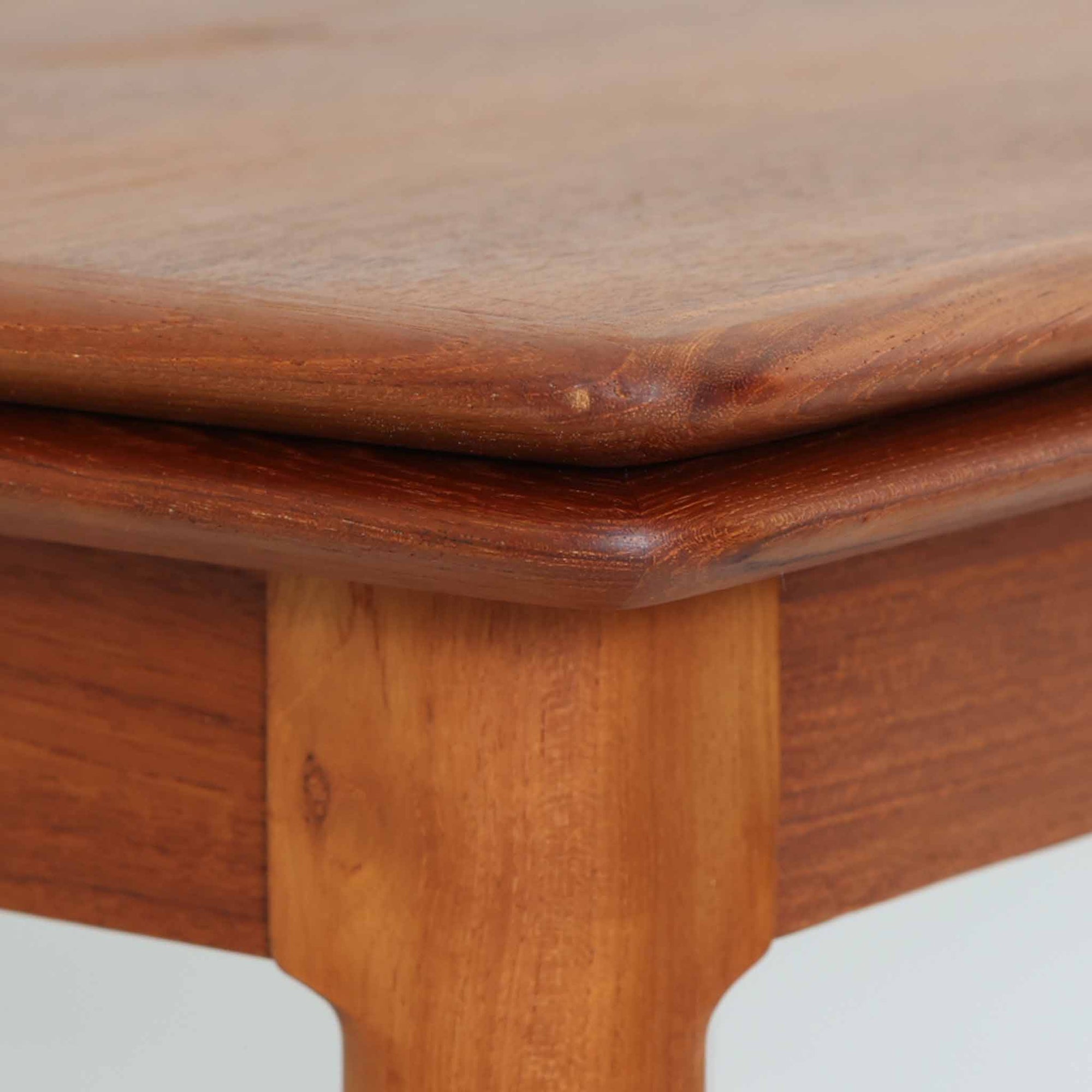 チーク材の温かみある風合いと洗練されたシルエットが魅力のエクステンションダイニングテーブルです。デザイナーは不明ですが、脚部や拡張板の形状など、細部にまでこだわりが感じられる上質な一品です。