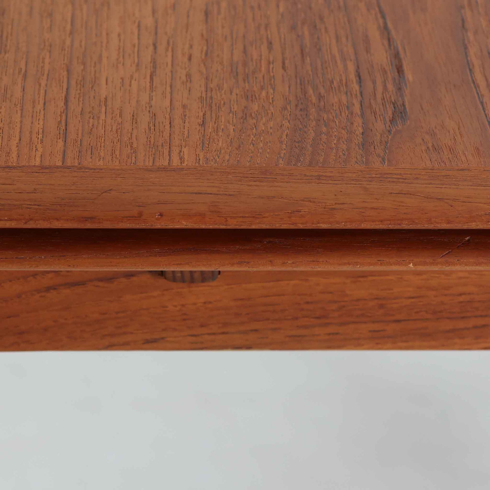 チーク材の温かみある風合いと洗練されたシルエットが魅力のエクステンションダイニングテーブルです。デザイナーは不明ですが、脚部や拡張板の形状など、細部にまでこだわりが感じられる上質な一品です。