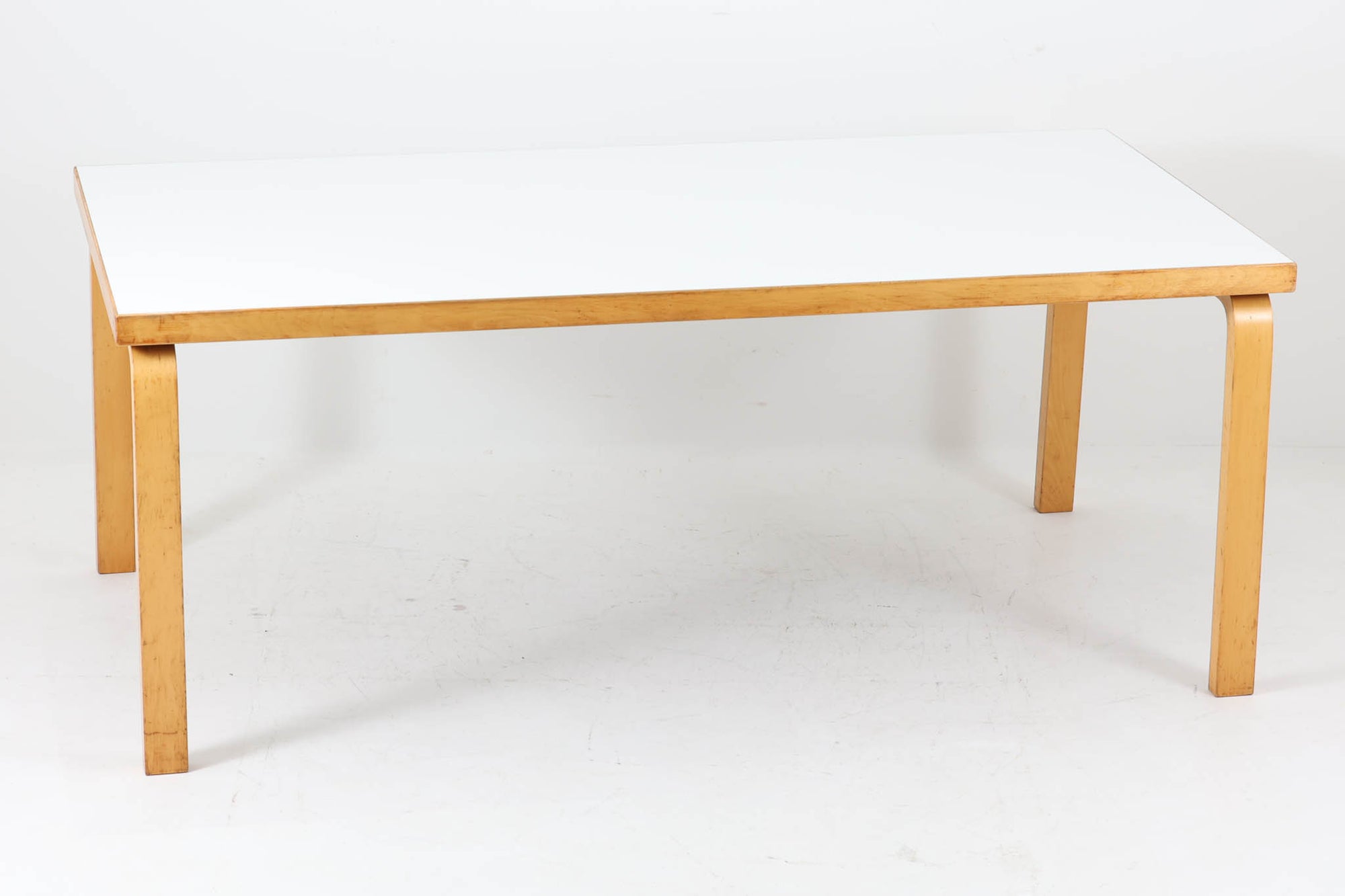 北欧より買い付けました。天板にはホワイトラミネートが使用されています。この形状では最も幅が広い182cmサイズとなっており、椅子を横に3脚並べてご使用いただけます。現行品の販売価格は35万円となっています。