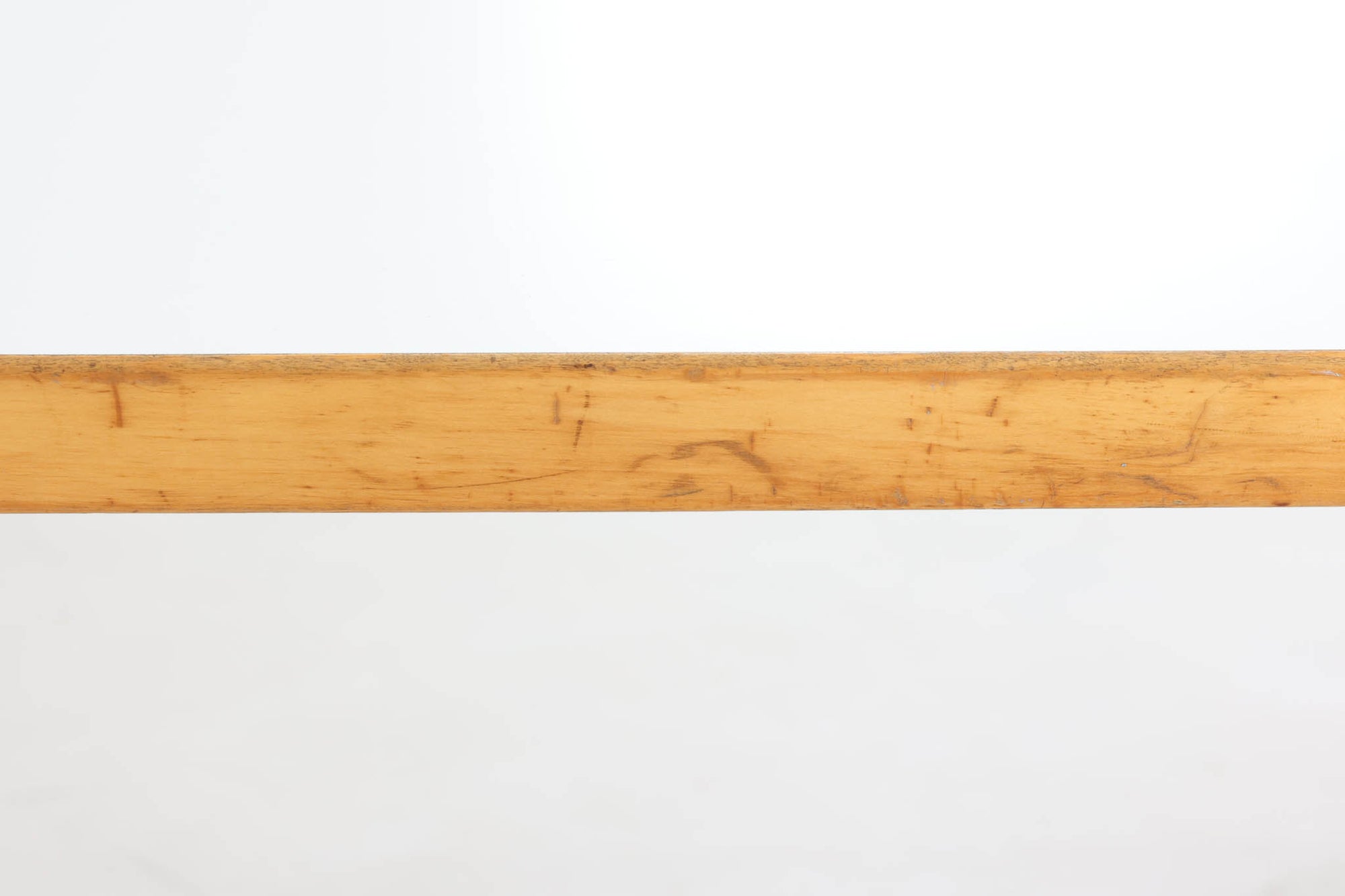 北欧より買い付けました。天板にはホワイトラミネートが使用されています。この形状では最も幅が広い182cmサイズとなっており、椅子を横に3脚並べてご使用いただけます。現行品の販売価格は35万円となっています。