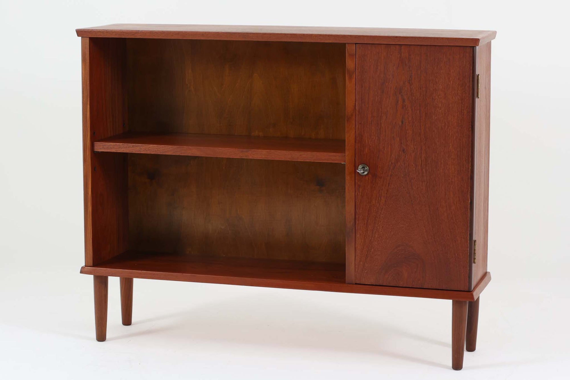 北欧から買い付けた、鍵付きの扉が特徴的な珍しいデザインのシェルフです。本体には上質なチーク材が使用され、経年により深みのある色味が魅力的です。扉には鍵が付いており、大切な物やお気に入りのコレクションを保管できます。