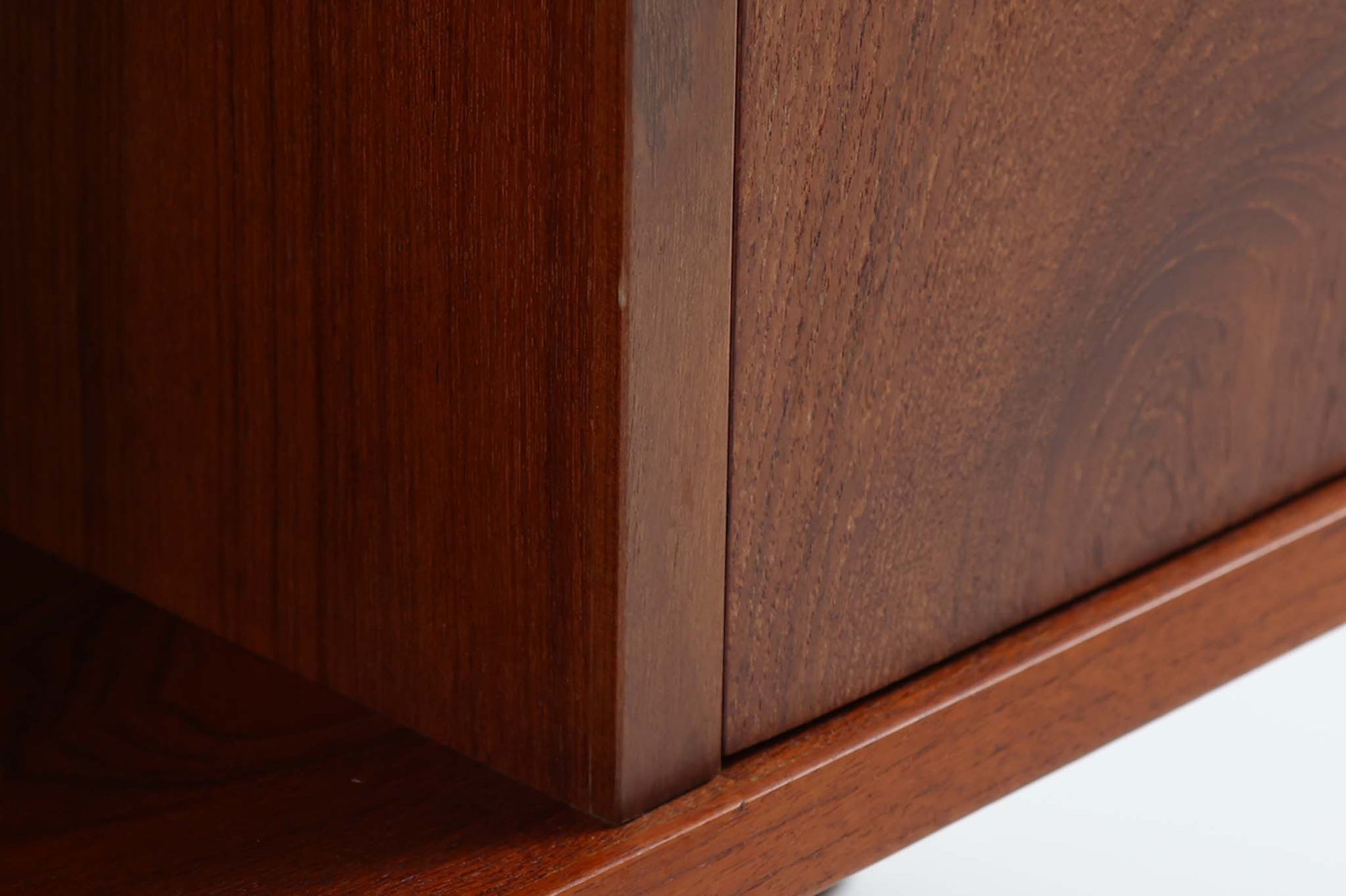 北欧から買い付けた、鍵付きの扉が特徴的な珍しいデザインのシェルフです。本体には上質なチーク材が使用され、経年により深みのある色味が魅力的です。扉には鍵が付いており、大切な物やお気に入りのコレクションを保管できます。