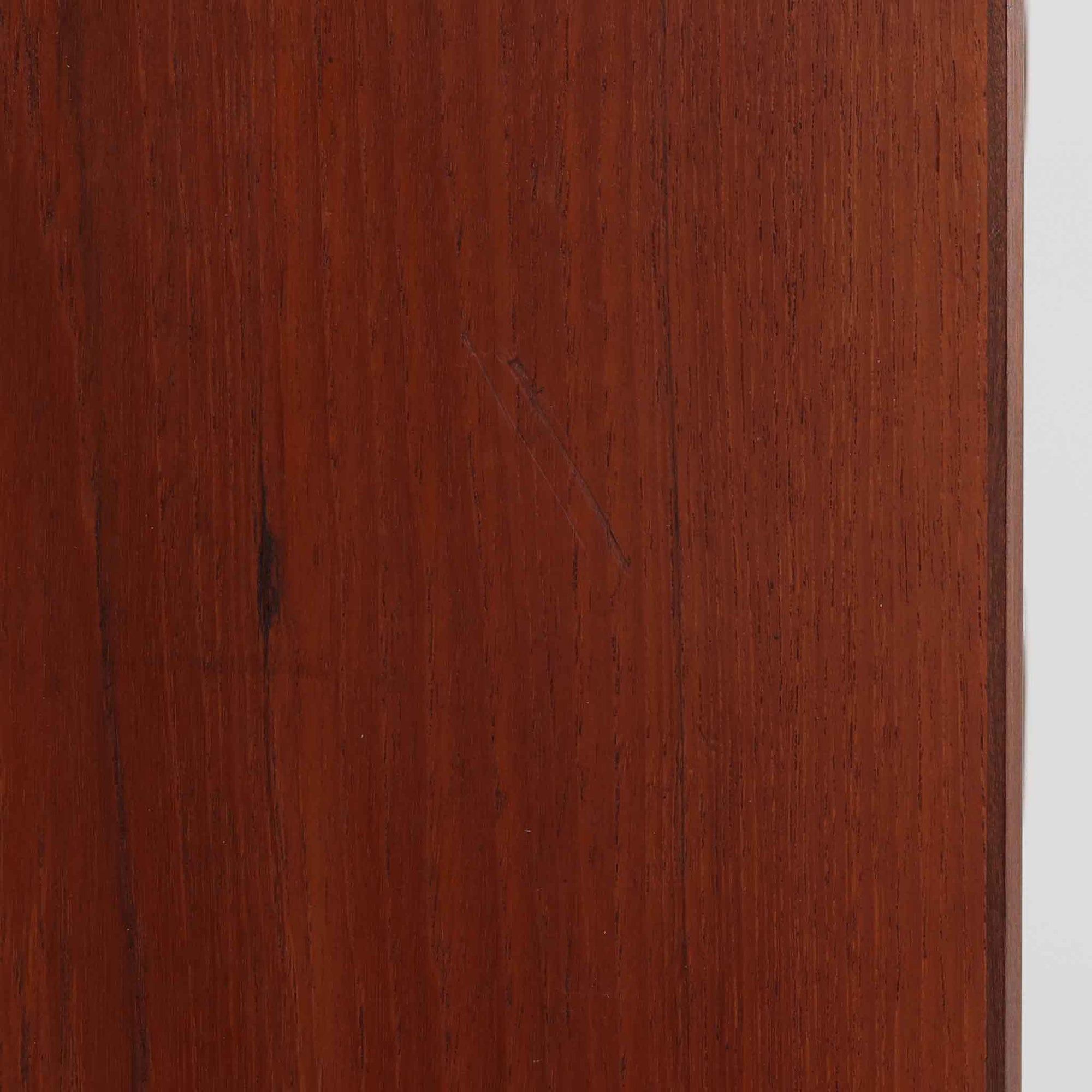 デンマーク製ライティングビューロです。上段には3杯の小引き出しとオープンスペースを備え、文具や手紙などを整理しながら使える実用的な設計です。丸い意匠の取っ手や滑らかな脚部のラインが北欧らしい温かみを感じさせ、チーク材の艶やかな木目が上品な印象を与えます。天板を開くと小さな書斎のような空間が広がり、リビングや寝室でも場所を取らず快適に作業が可能です。下段には3杯の引き出しを配置し、書類やノート類もしっかり収納できます。細身の脚部が軽やかさを添え、省スペースながら十分な収納力を兼ね備えた機能美あふれる一台です。経年によって増した風合いが魅力の、上質な北欧ビンテージ家具です。