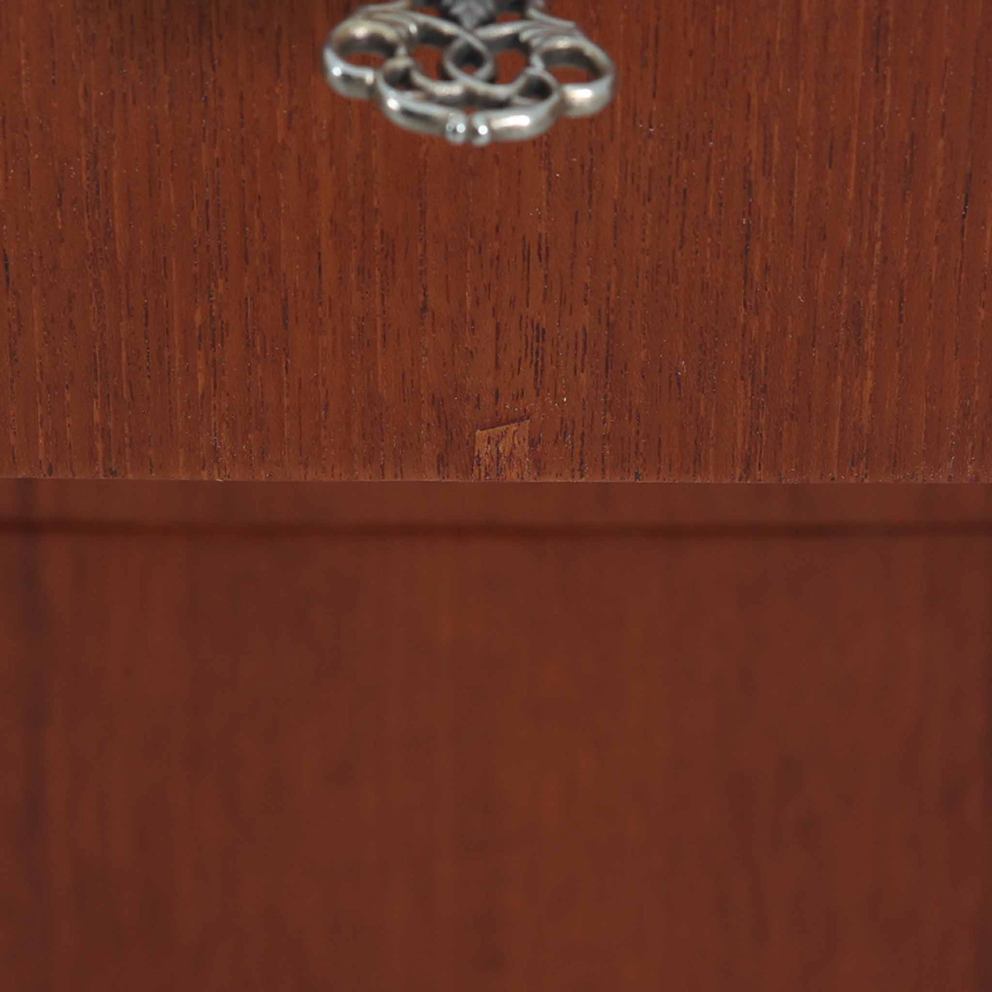 デンマーク製ライティングビューロです。上段には3杯の小引き出しとオープンスペースを備え、文具や手紙などを整理しながら使える実用的な設計です。丸い意匠の取っ手や滑らかな脚部のラインが北欧らしい温かみを感じさせ、チーク材の艶やかな木目が上品な印象を与えます。天板を開くと小さな書斎のような空間が広がり、リビングや寝室でも場所を取らず快適に作業が可能です。下段には3杯の引き出しを配置し、書類やノート類もしっかり収納できます。細身の脚部が軽やかさを添え、省スペースながら十分な収納力を兼ね備えた機能美あふれる一台です。経年によって増した風合いが魅力の、上質な北欧ビンテージ家具です。