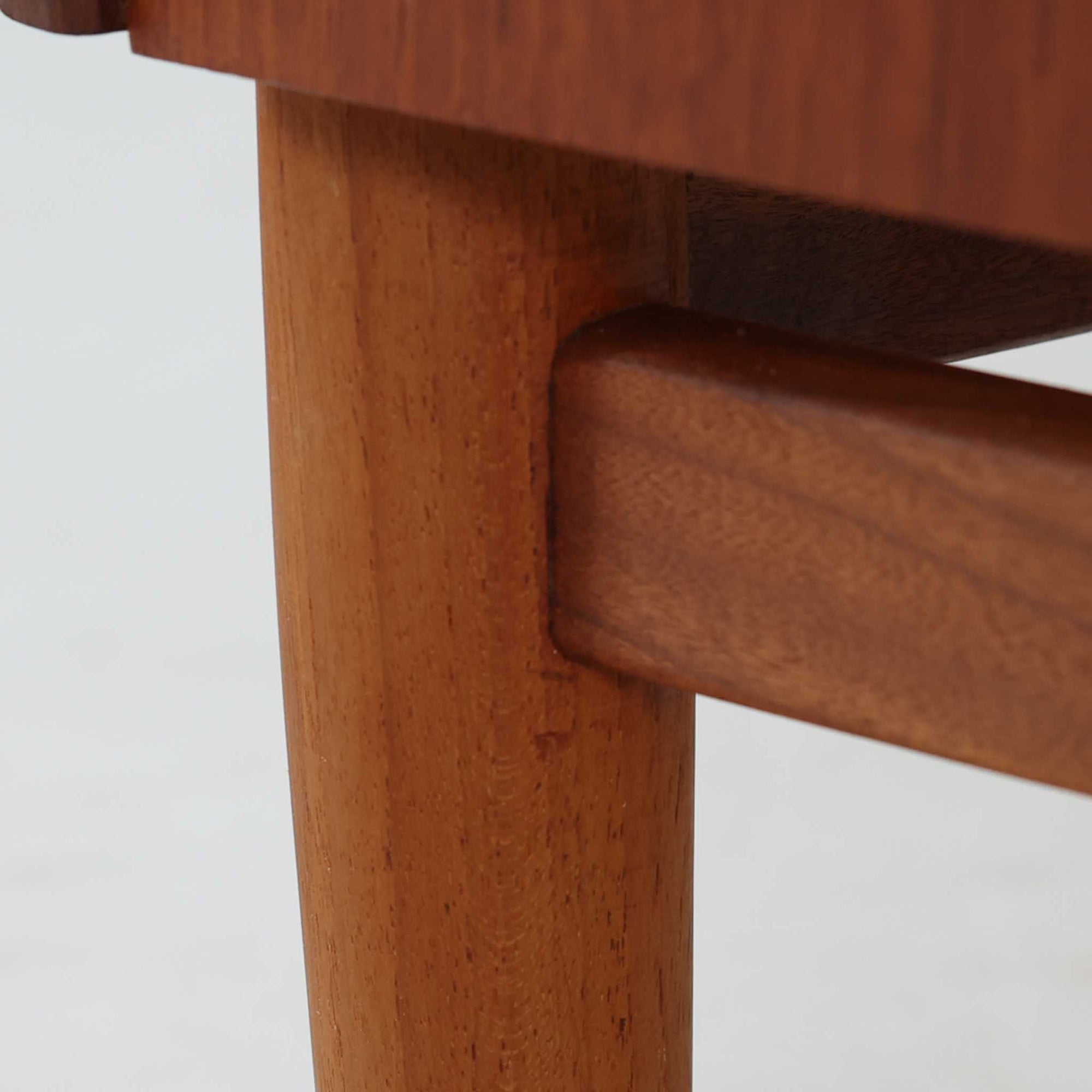 デンマーク製ライティングビューロです。上段には3杯の小引き出しとオープンスペースを備え、文具や手紙などを整理しながら使える実用的な設計です。丸い意匠の取っ手や滑らかな脚部のラインが北欧らしい温かみを感じさせ、チーク材の艶やかな木目が上品な印象を与えます。天板を開くと小さな書斎のような空間が広がり、リビングや寝室でも場所を取らず快適に作業が可能です。下段には3杯の引き出しを配置し、書類やノート類もしっかり収納できます。細身の脚部が軽やかさを添え、省スペースながら十分な収納力を兼ね備えた機能美あふれる一台です。経年によって増した風合いが魅力の、上質な北欧ビンテージ家具です。