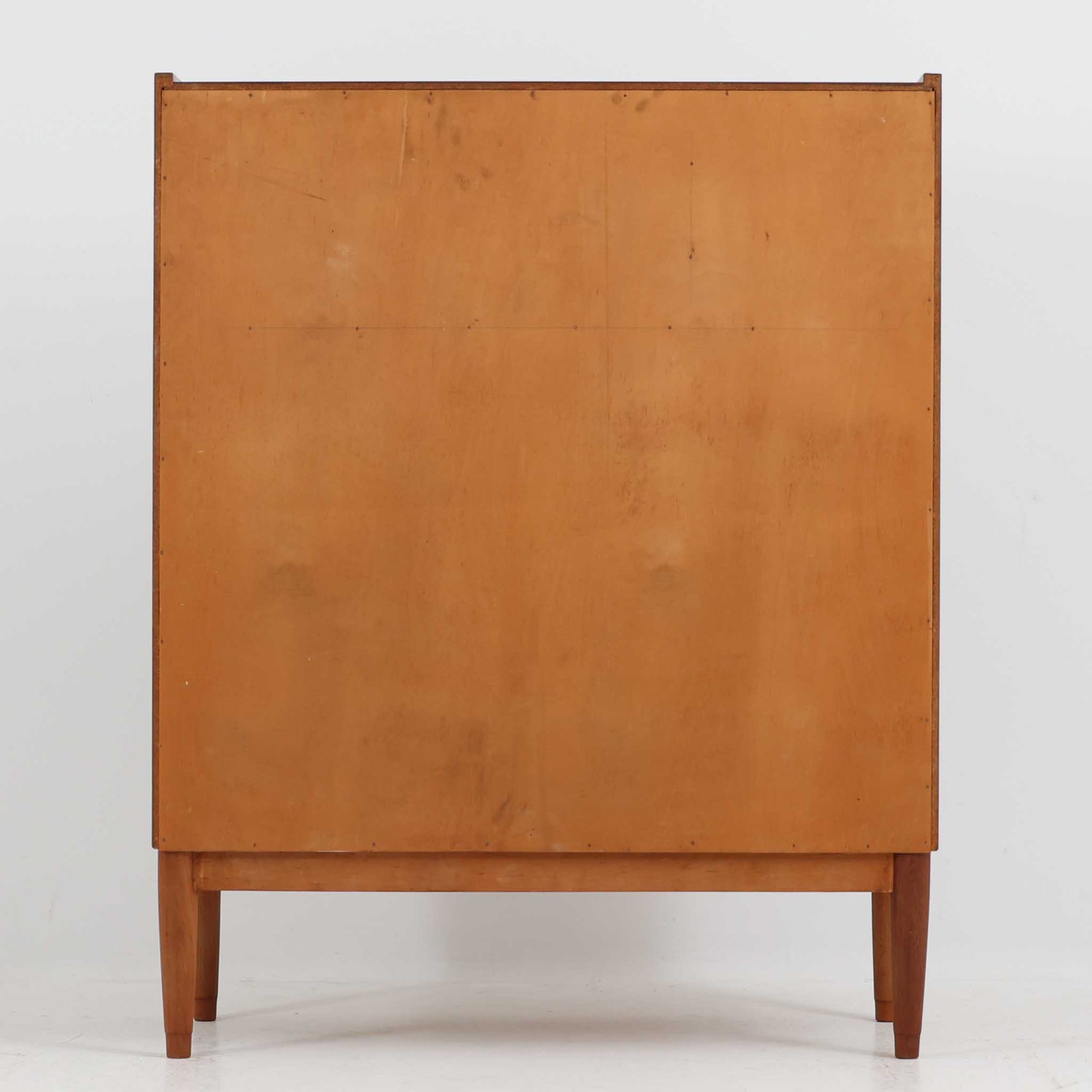 デンマーク製ライティングビューロです。上段には3杯の小引き出しとオープンスペースを備え、文具や手紙などを整理しながら使える実用的な設計です。丸い意匠の取っ手や滑らかな脚部のラインが北欧らしい温かみを感じさせ、チーク材の艶やかな木目が上品な印象を与えます。天板を開くと小さな書斎のような空間が広がり、リビングや寝室でも場所を取らず快適に作業が可能です。下段には3杯の引き出しを配置し、書類やノート類もしっかり収納できます。細身の脚部が軽やかさを添え、省スペースながら十分な収納力を兼ね備えた機能美あふれる一台です。経年によって増した風合いが魅力の、上質な北欧ビンテージ家具です。