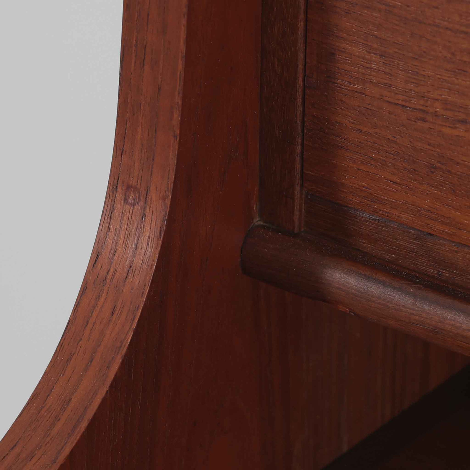 デンマーク製ライティングビューロです。上段には3杯の小引き出しとオープンスペースを備え、文具や手紙などを整理しながら使える実用的な設計です。丸い意匠の取っ手や滑らかな脚部のラインが北欧らしい温かみを感じさせ、チーク材の艶やかな木目が上品な印象を与えます。天板を開くと小さな書斎のような空間が広がり、リビングや寝室でも場所を取らず快適に作業が可能です。下段には3杯の引き出しを配置し、書類やノート類もしっかり収納できます。細身の脚部が軽やかさを添え、省スペースながら十分な収納力を兼ね備えた機能美あふれる一台です。経年によって増した風合いが魅力の、上質な北欧ビンテージ家具です。