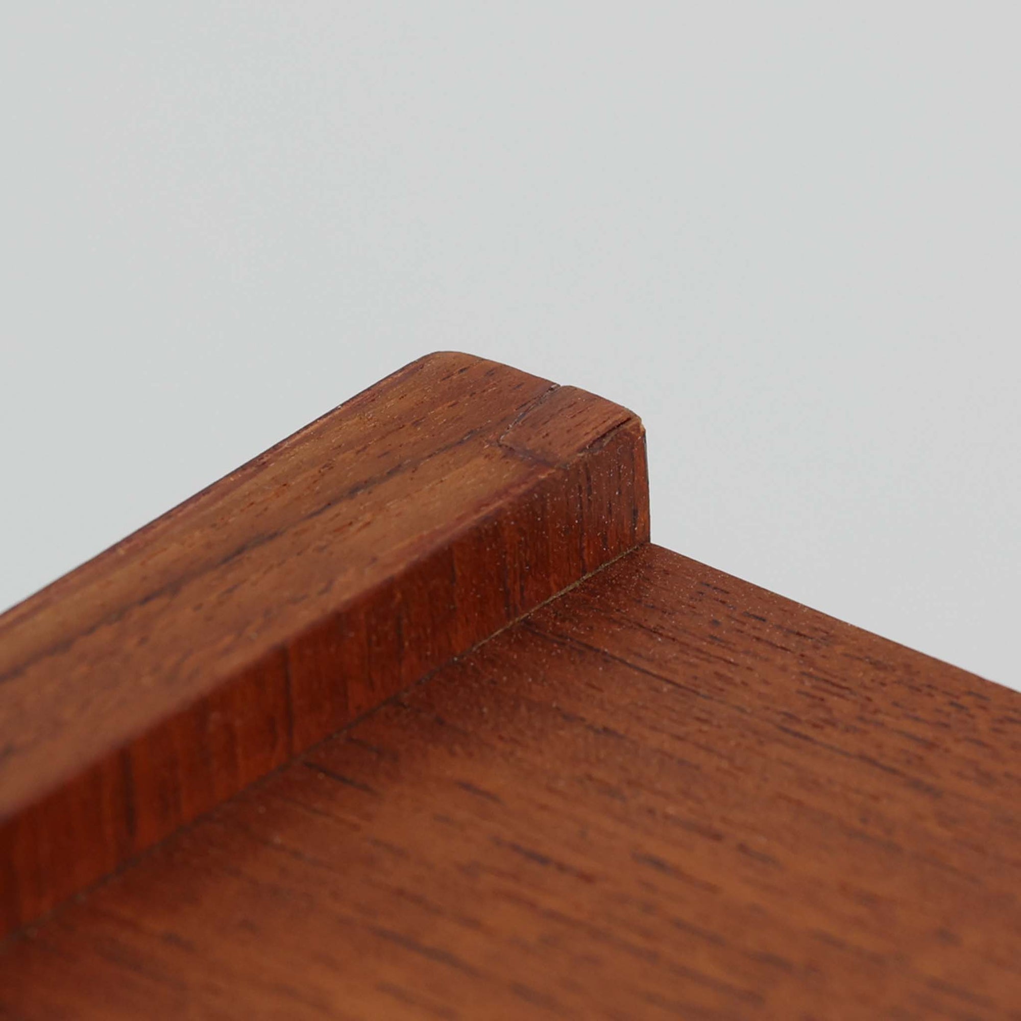 デンマーク製ライティングビューロです。上段には3杯の小引き出しとオープンスペースを備え、文具や手紙などを整理しながら使える実用的な設計です。丸い意匠の取っ手や滑らかな脚部のラインが北欧らしい温かみを感じさせ、チーク材の艶やかな木目が上品な印象を与えます。天板を開くと小さな書斎のような空間が広がり、リビングや寝室でも場所を取らず快適に作業が可能です。下段には3杯の引き出しを配置し、書類やノート類もしっかり収納できます。細身の脚部が軽やかさを添え、省スペースながら十分な収納力を兼ね備えた機能美あふれる一台です。経年によって増した風合いが魅力の、上質な北欧ビンテージ家具です。