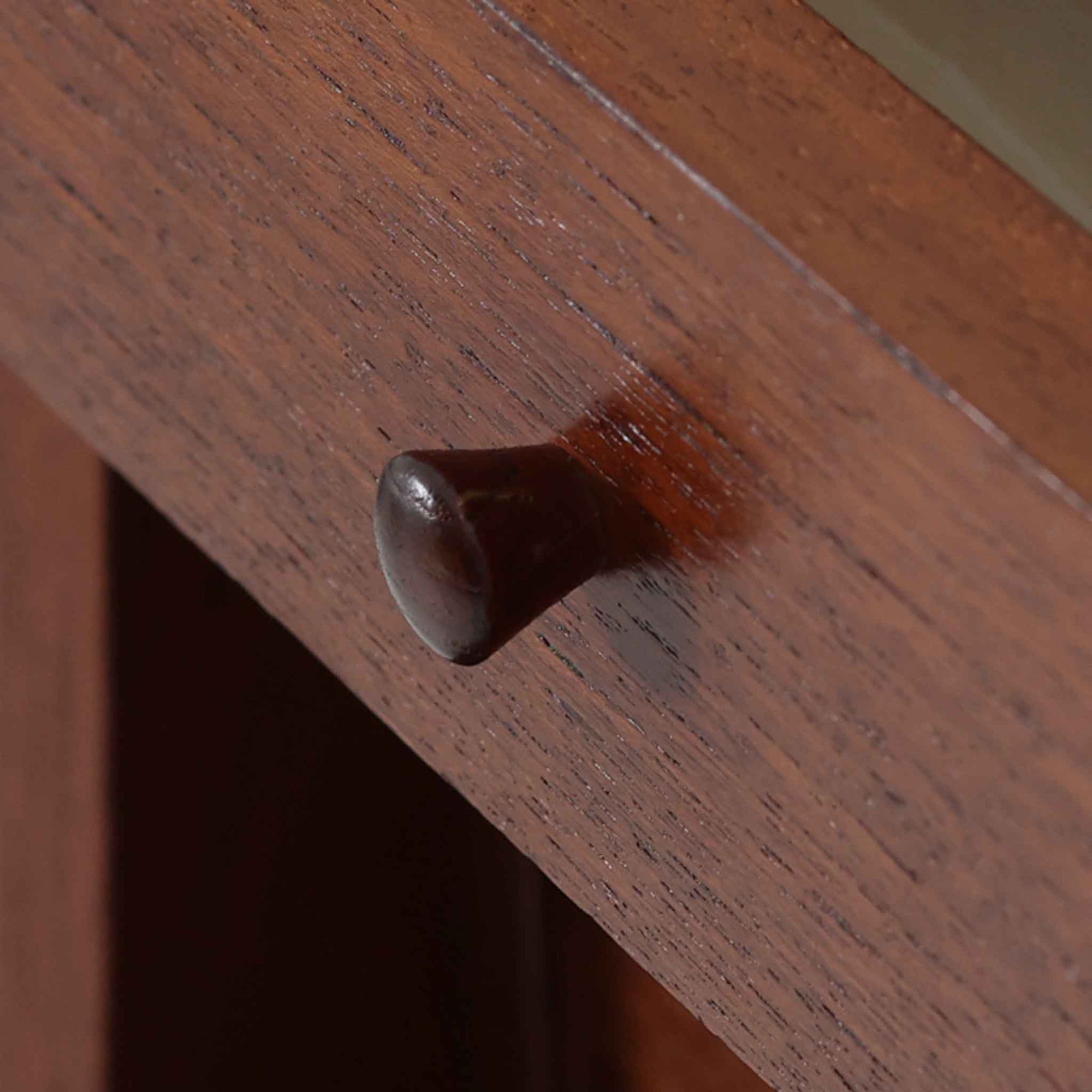 デンマーク製ライティングビューロです。上段には3杯の小引き出しとオープンスペースを備え、文具や手紙などを整理しながら使える実用的な設計です。丸い意匠の取っ手や滑らかな脚部のラインが北欧らしい温かみを感じさせ、チーク材の艶やかな木目が上品な印象を与えます。天板を開くと小さな書斎のような空間が広がり、リビングや寝室でも場所を取らず快適に作業が可能です。下段には3杯の引き出しを配置し、書類やノート類もしっかり収納できます。細身の脚部が軽やかさを添え、省スペースながら十分な収納力を兼ね備えた機能美あふれる一台です。経年によって増した風合いが魅力の、上質な北欧ビンテージ家具です。